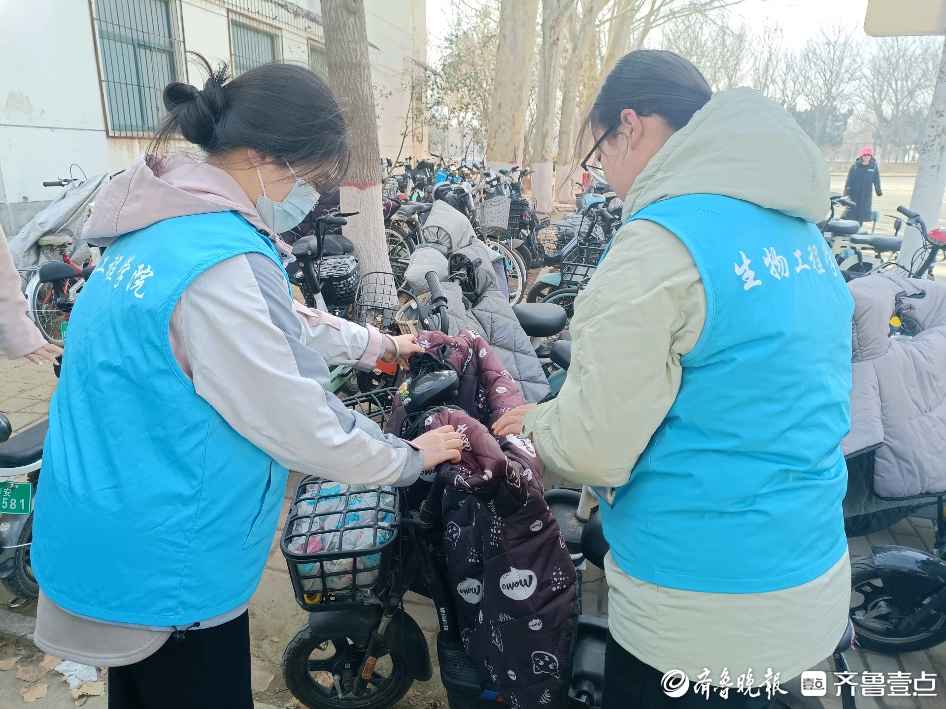 让城市交通更有序微光志愿者团队举办学雷锋活动