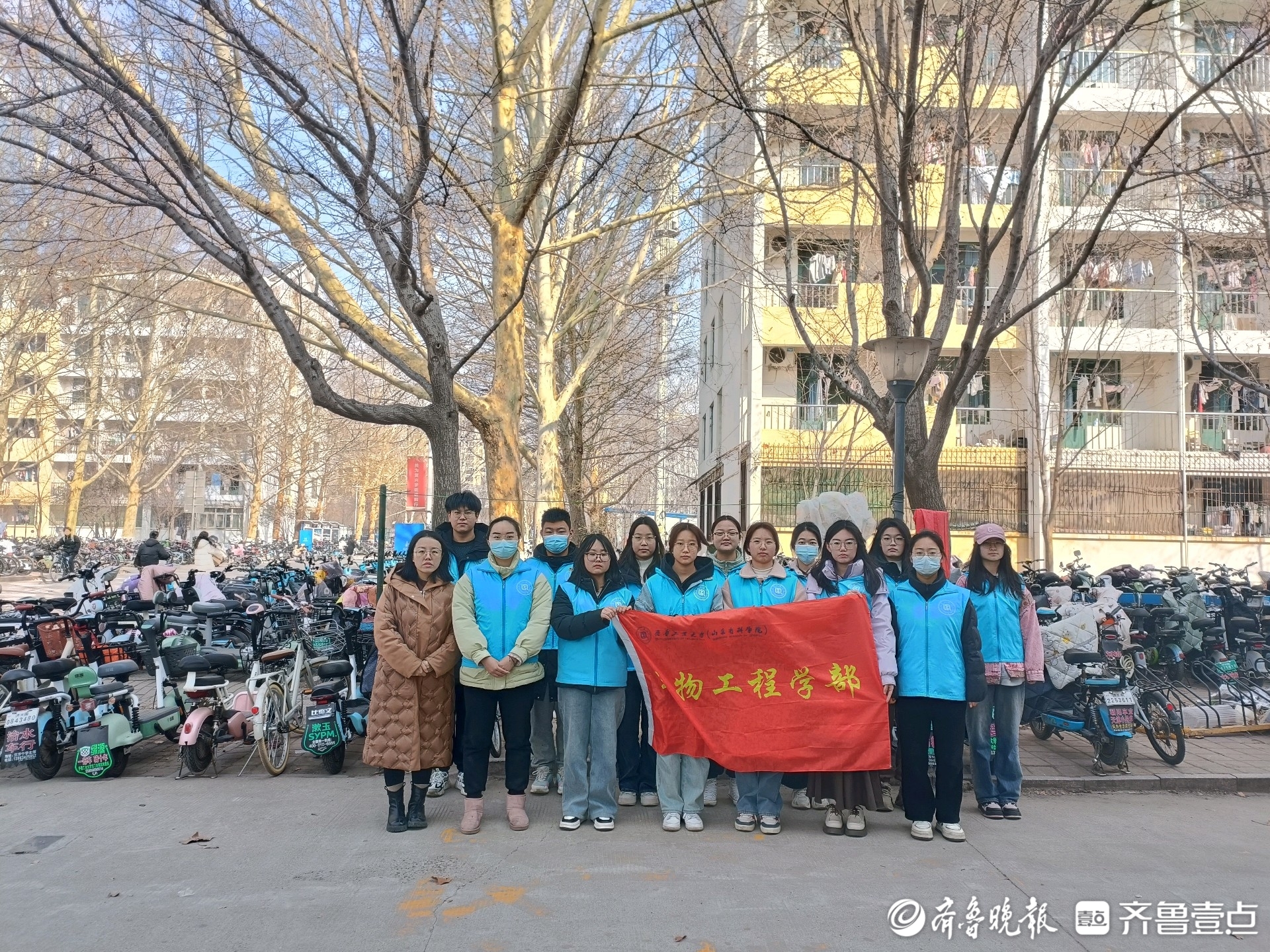 随后,各组对散乱的共享单车进行正确摆放,大家同心协力,合理分工,不