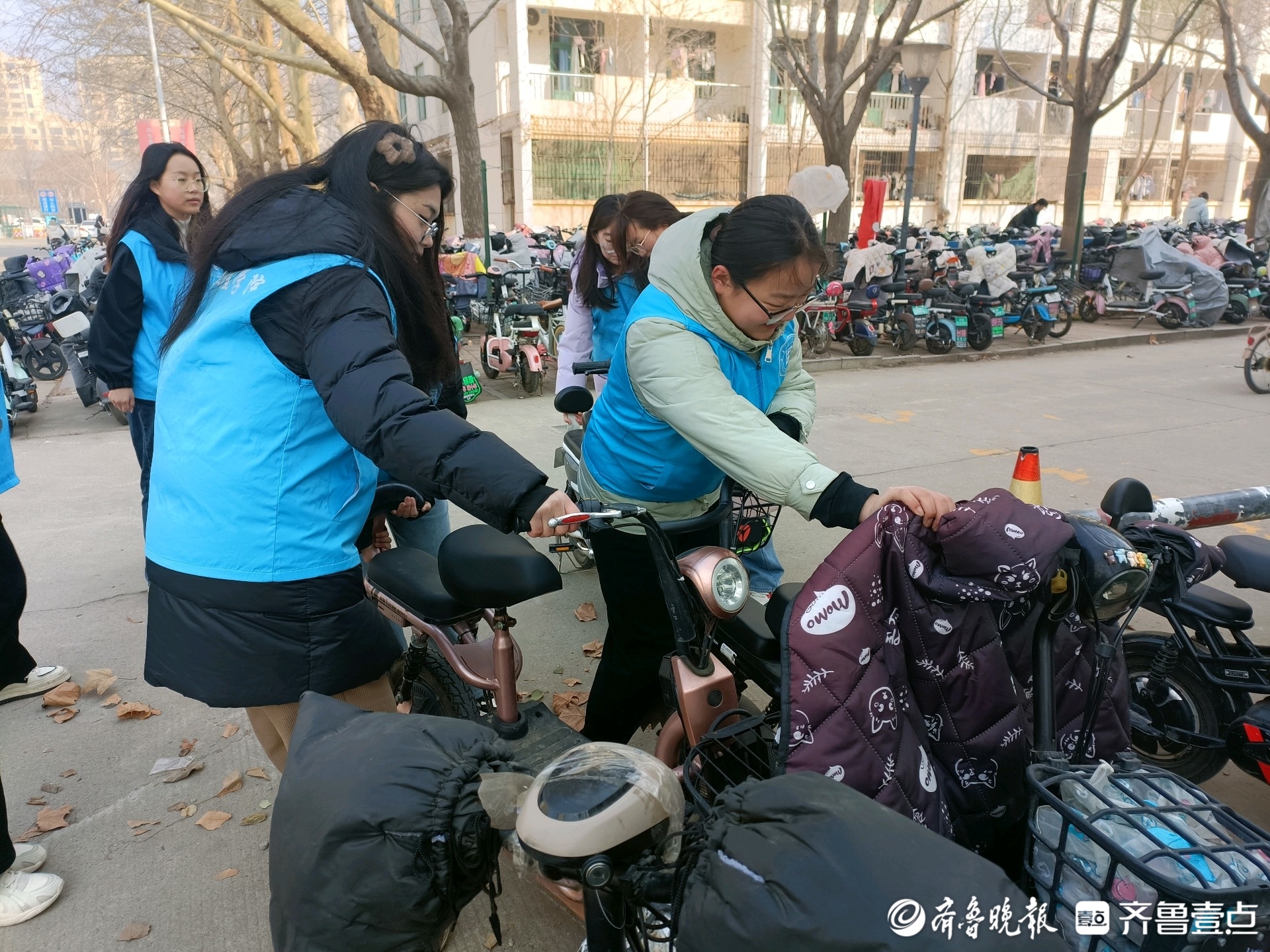 随后,各组对散乱的共享单车进行正确摆放,大家同心协力,合理分工,不