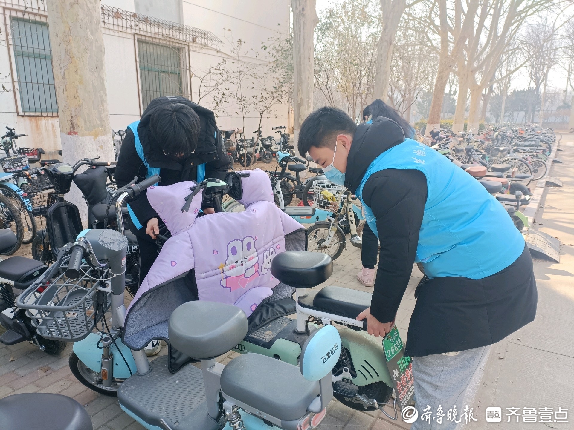 随后,各组对散乱的共享单车进行正确摆放,大家同心协力,合理分工,不