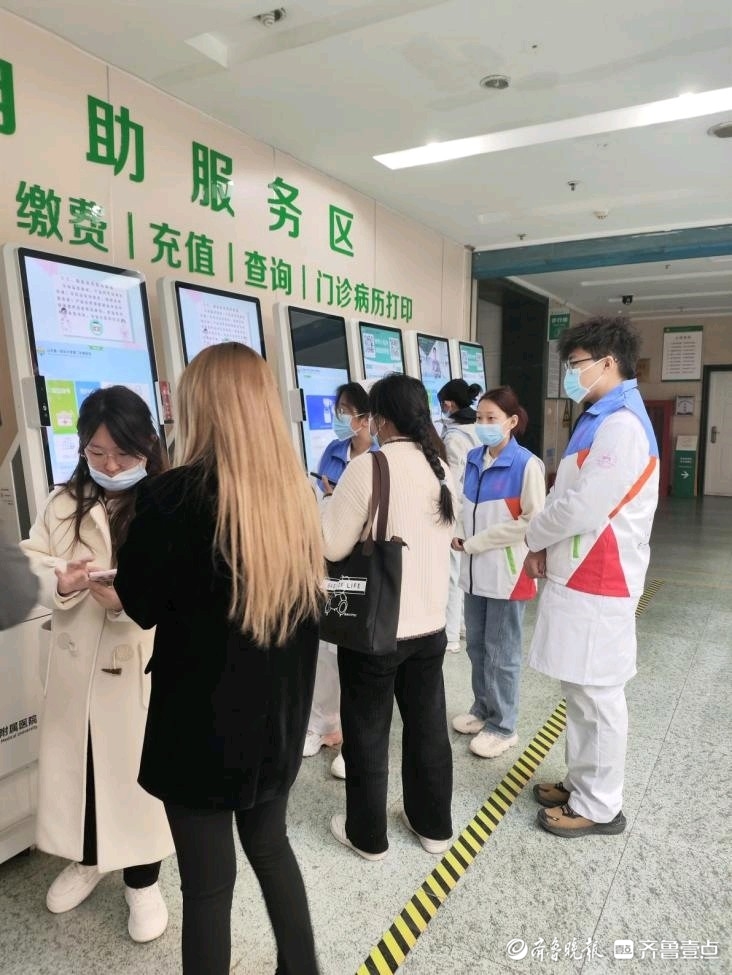 提供暖心导诊服务志愿者走进医院为患者提供便利服务