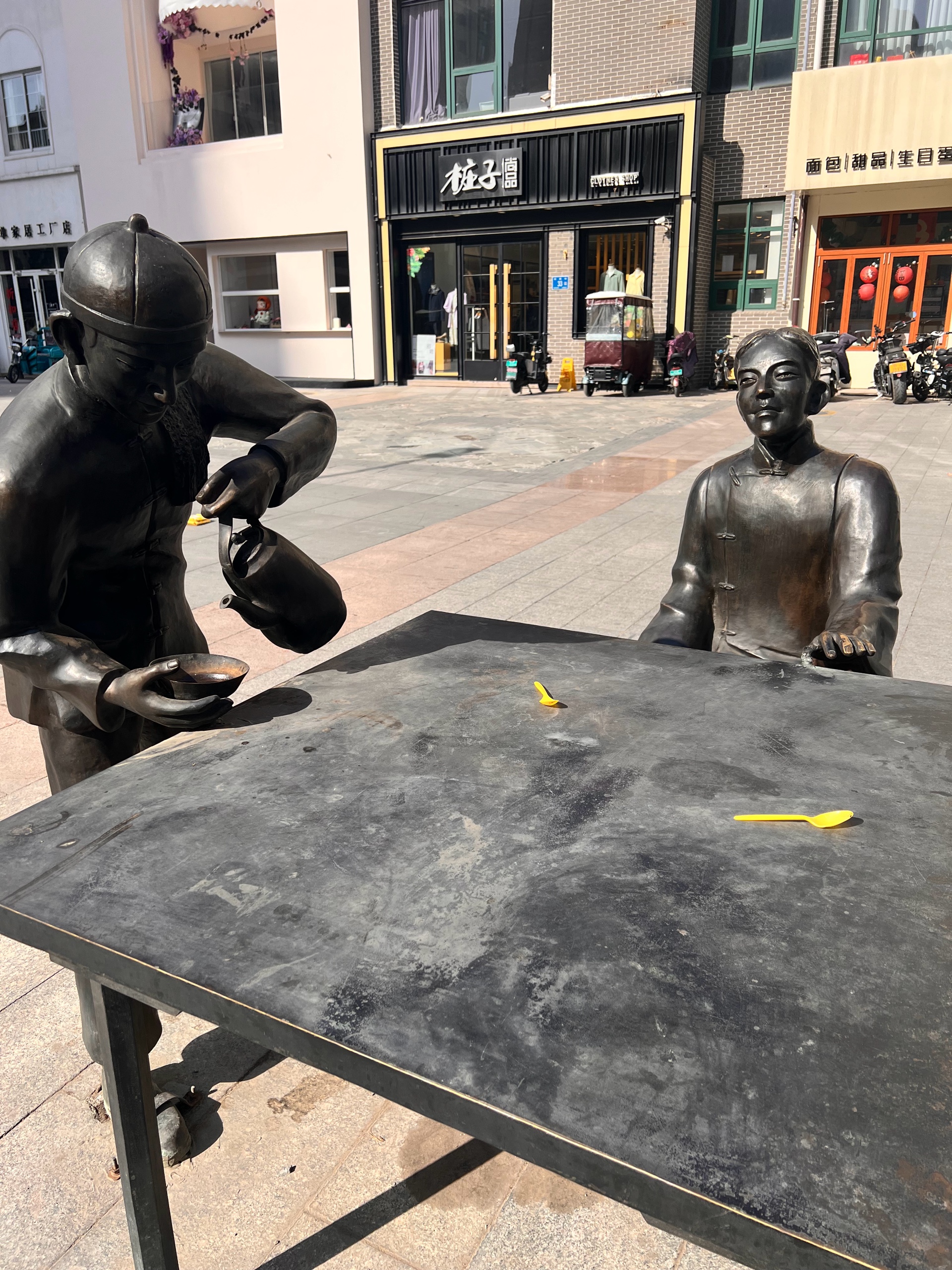 情报站济南长春里教堂广场旁雕塑摆满垃圾市民盼及时清理