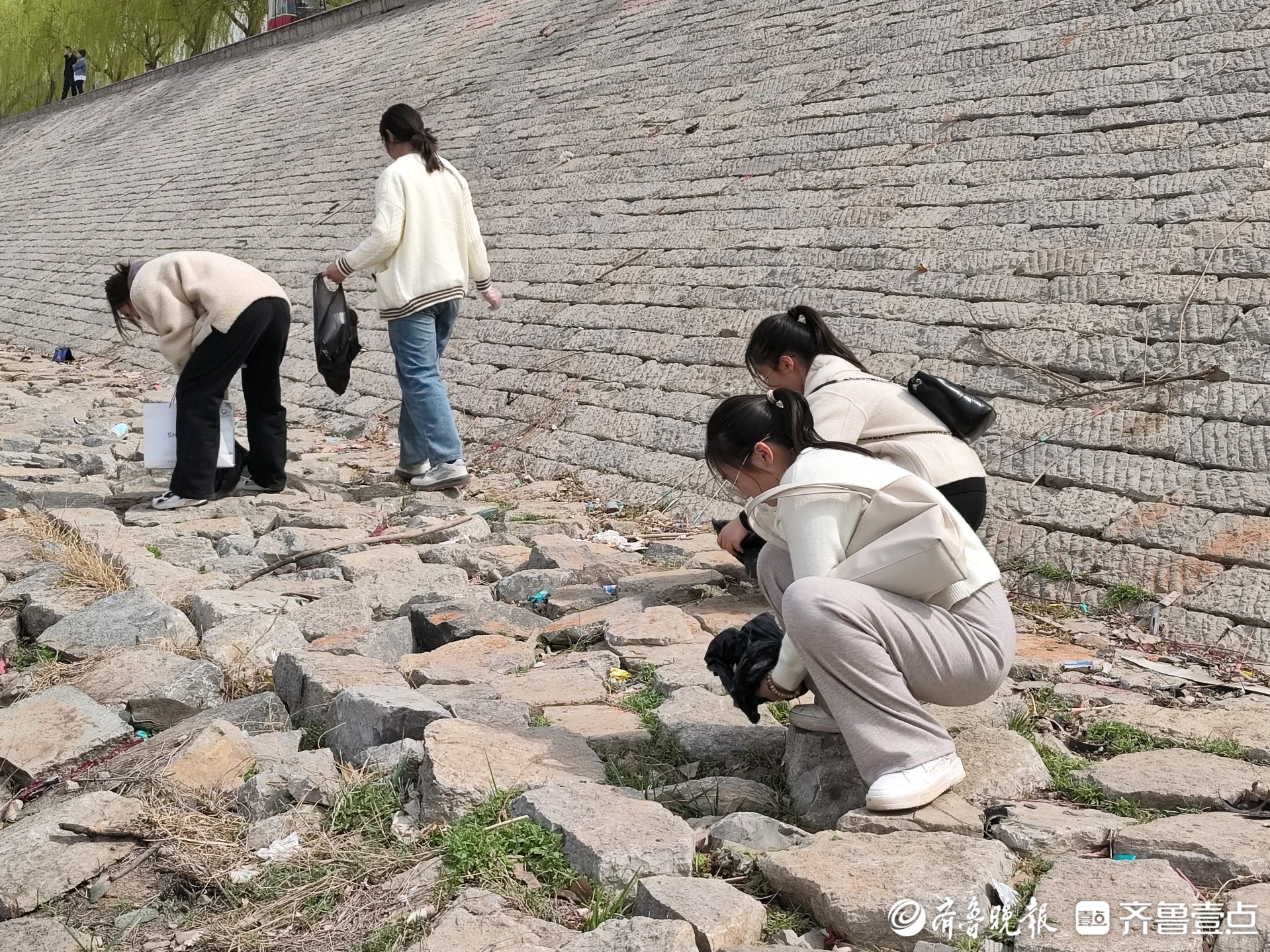 保护黄河支教助学大学生志愿者走出校门践行雷锋精神
