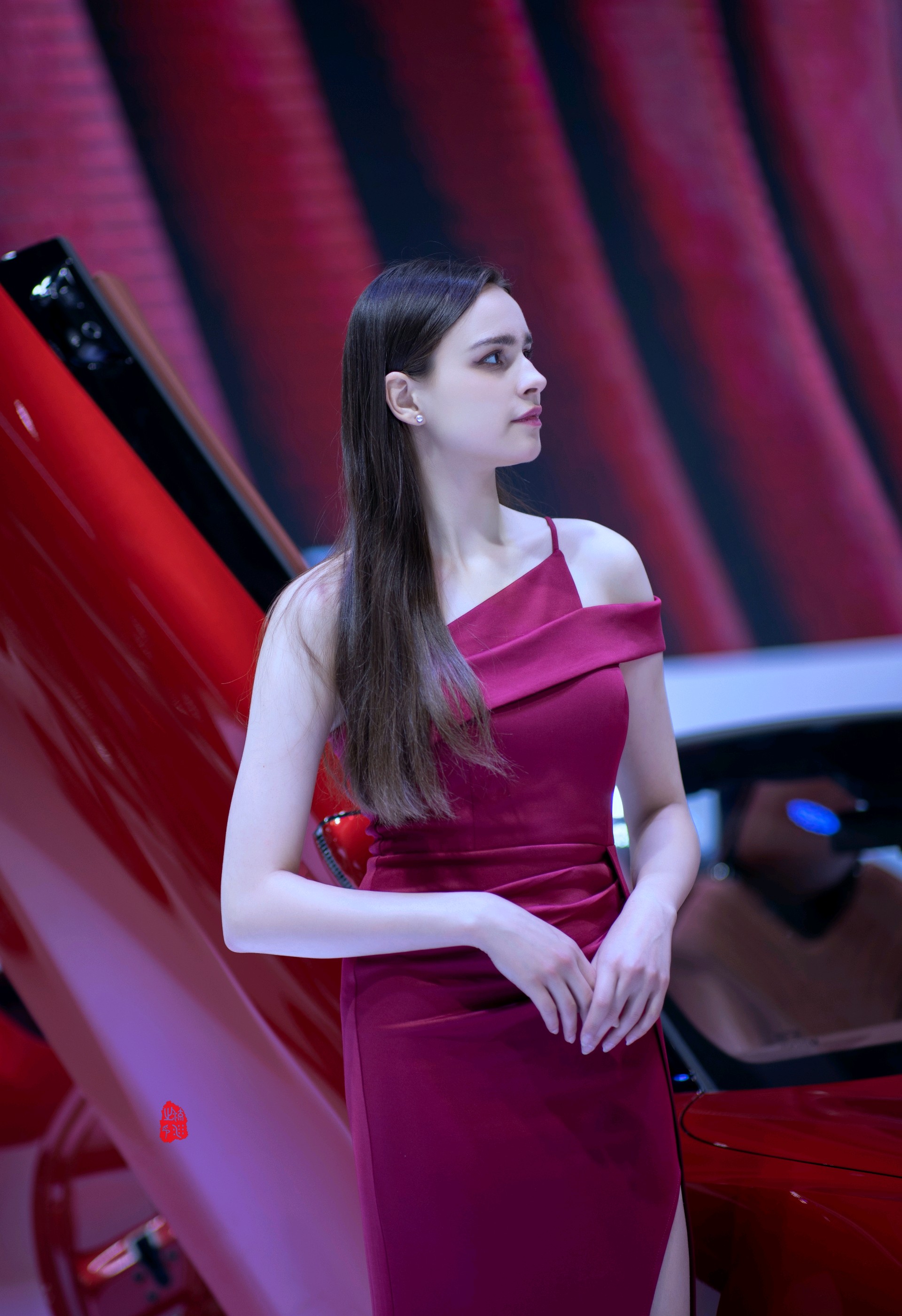 情报员拍客团|一大拨靓丽车模登台，为齐鲁车展增添别样风采