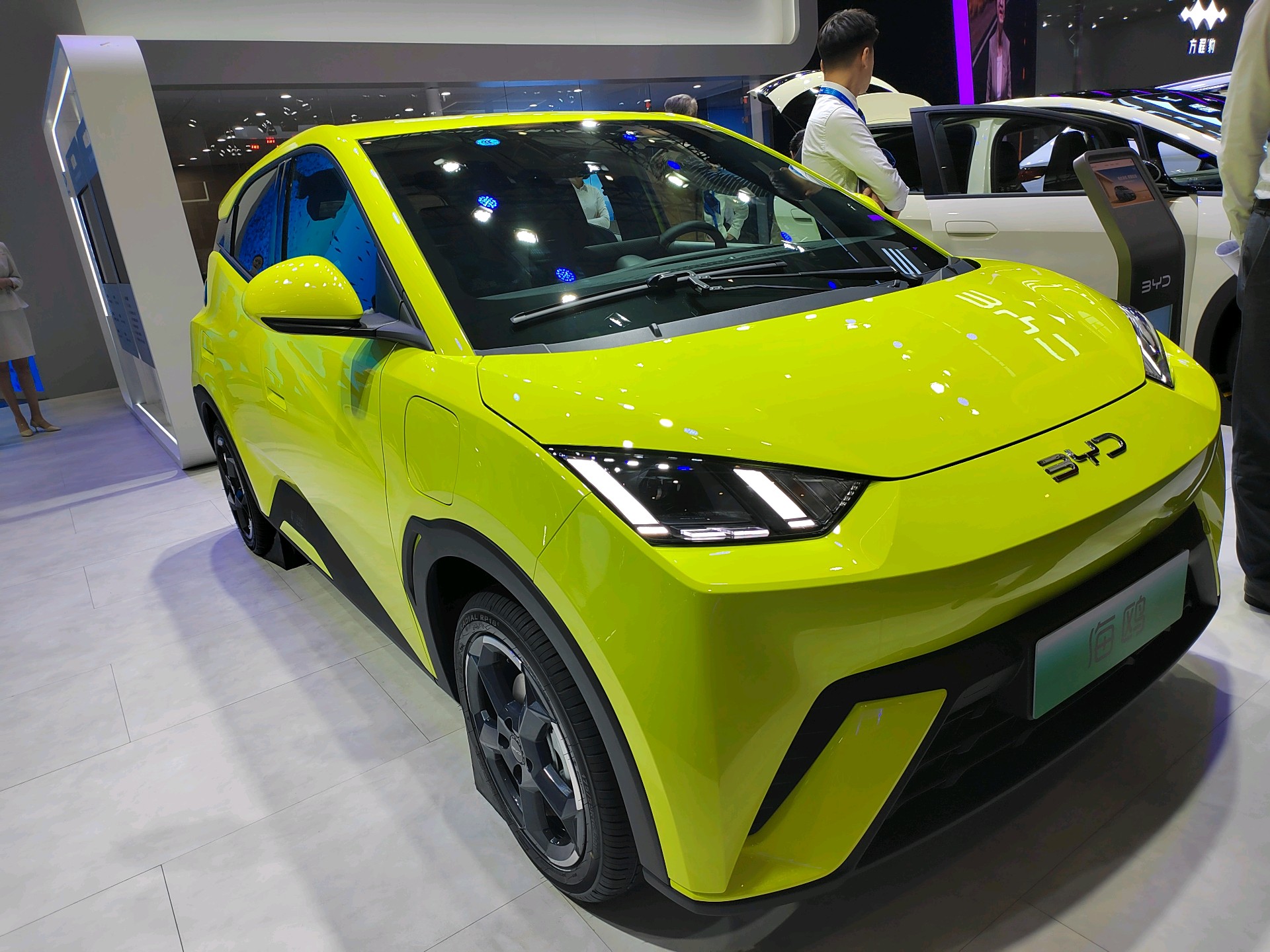 情报员拍客团|多款新能源汽车亮相齐鲁车展，吸引众多参展者目光