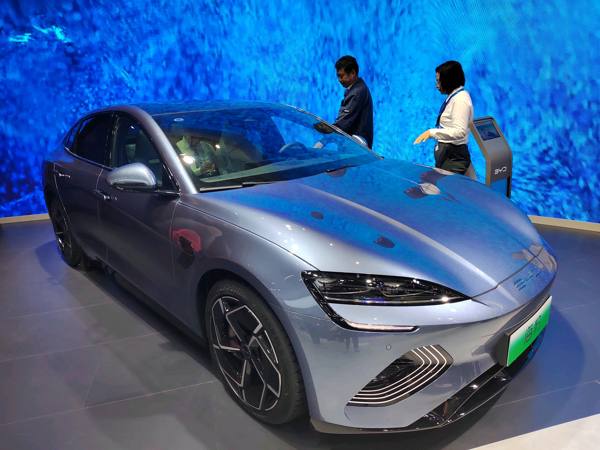 情报员拍客团|多款新能源汽车亮相齐鲁车展，吸引众多参展者目光