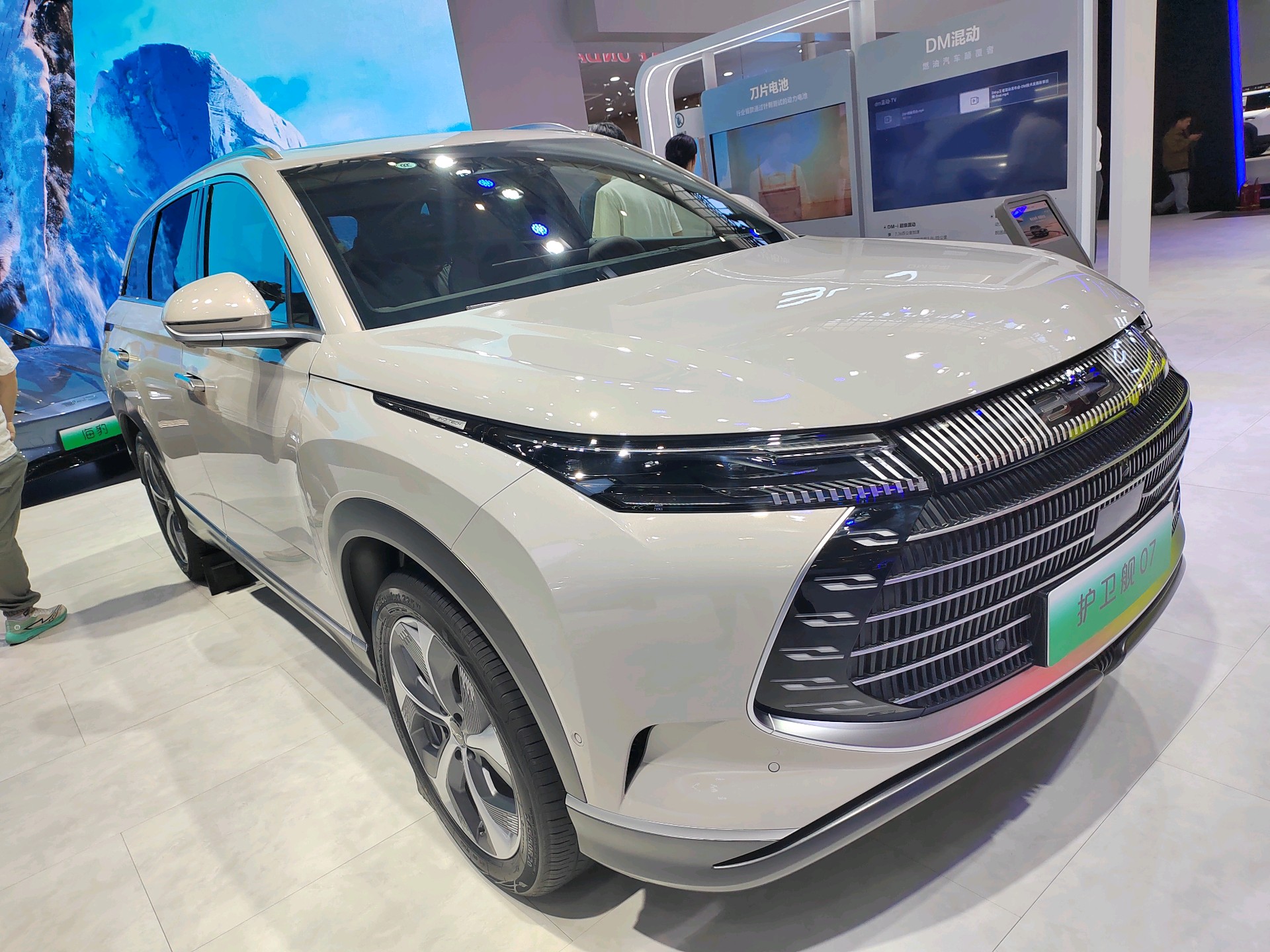 情报员拍客团|多款新能源汽车亮相齐鲁车展，吸引众多参展者目光