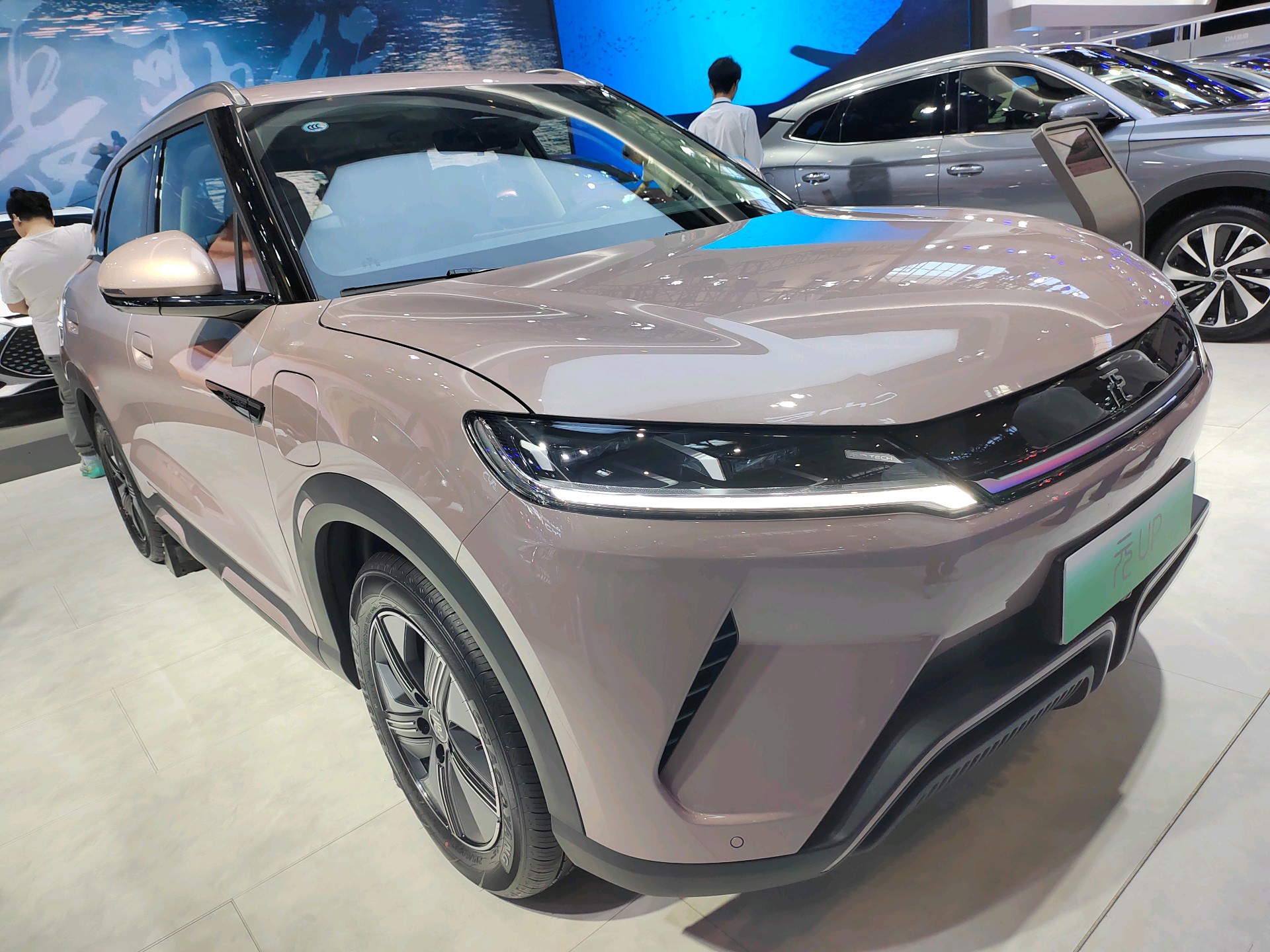 情报员拍客团|多款新能源汽车亮相齐鲁车展，吸引众多参展者目光