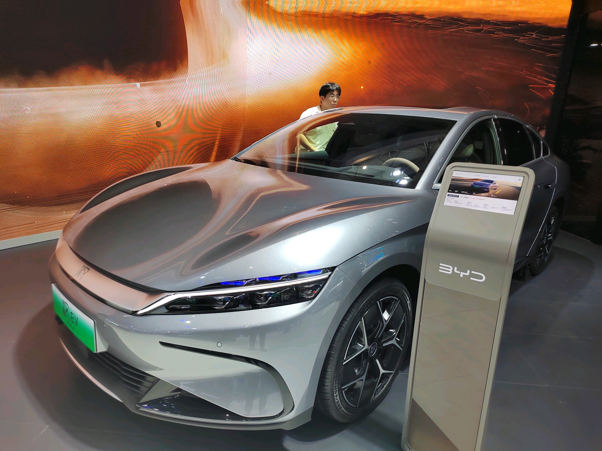 情报员拍客团|多款新能源汽车亮相齐鲁车展，吸引众多参展者目光