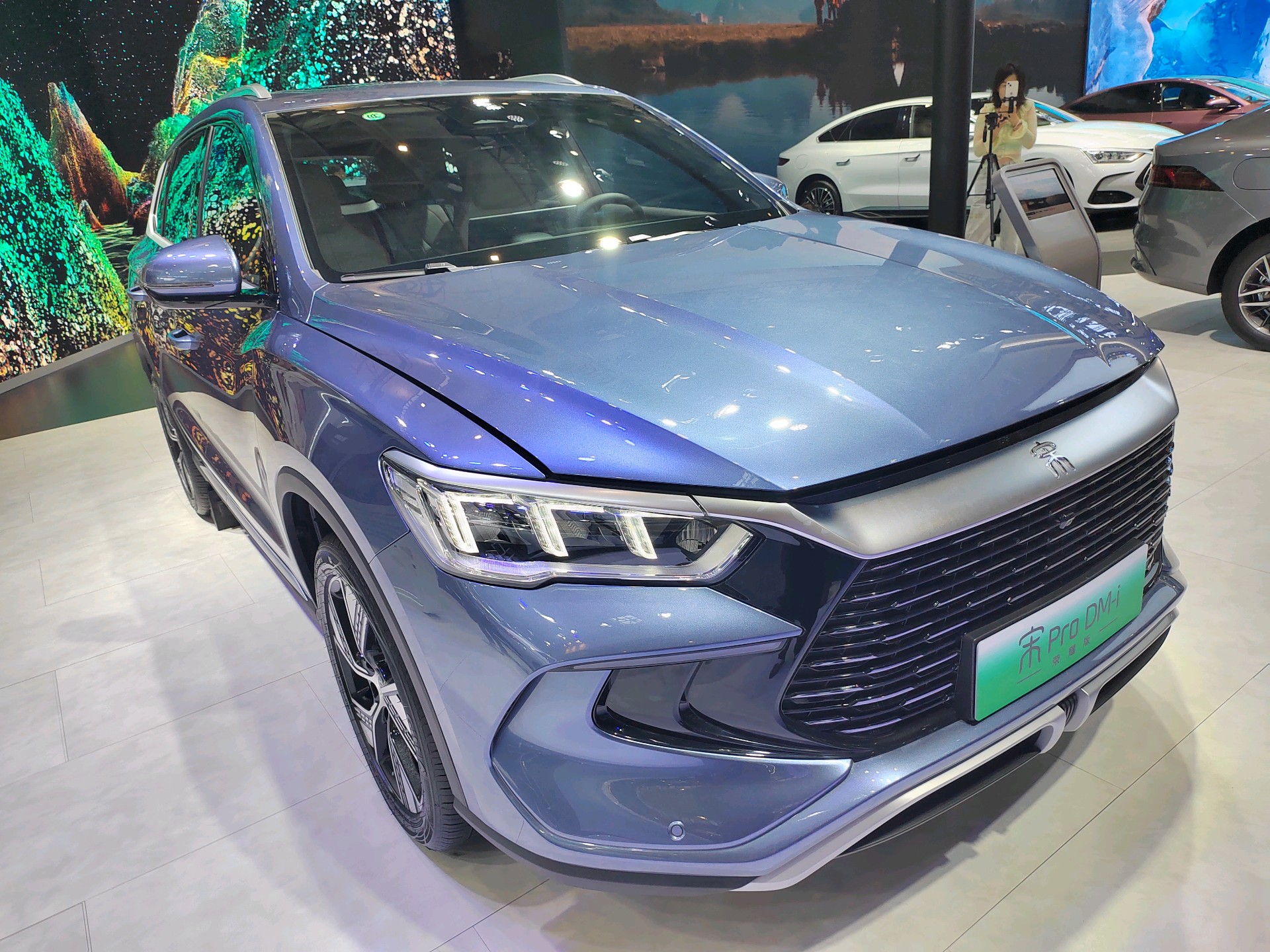 情报员拍客团|多款新能源汽车亮相齐鲁车展，吸引众多参展者目光