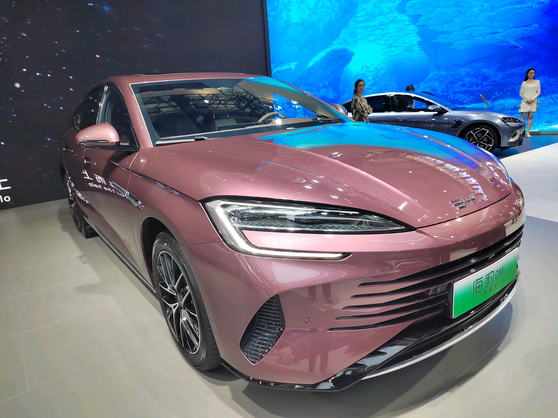 情报员拍客团|多款新能源汽车亮相齐鲁车展，吸引众多参展者目光