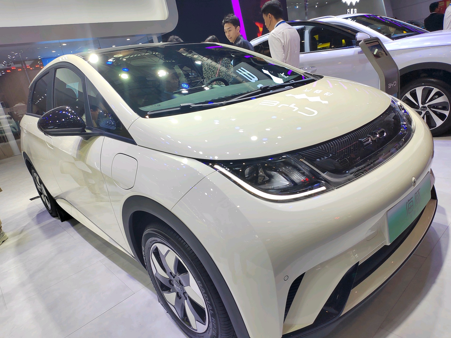 情报员拍客团|多款新能源汽车亮相齐鲁车展，吸引众多参展者目光