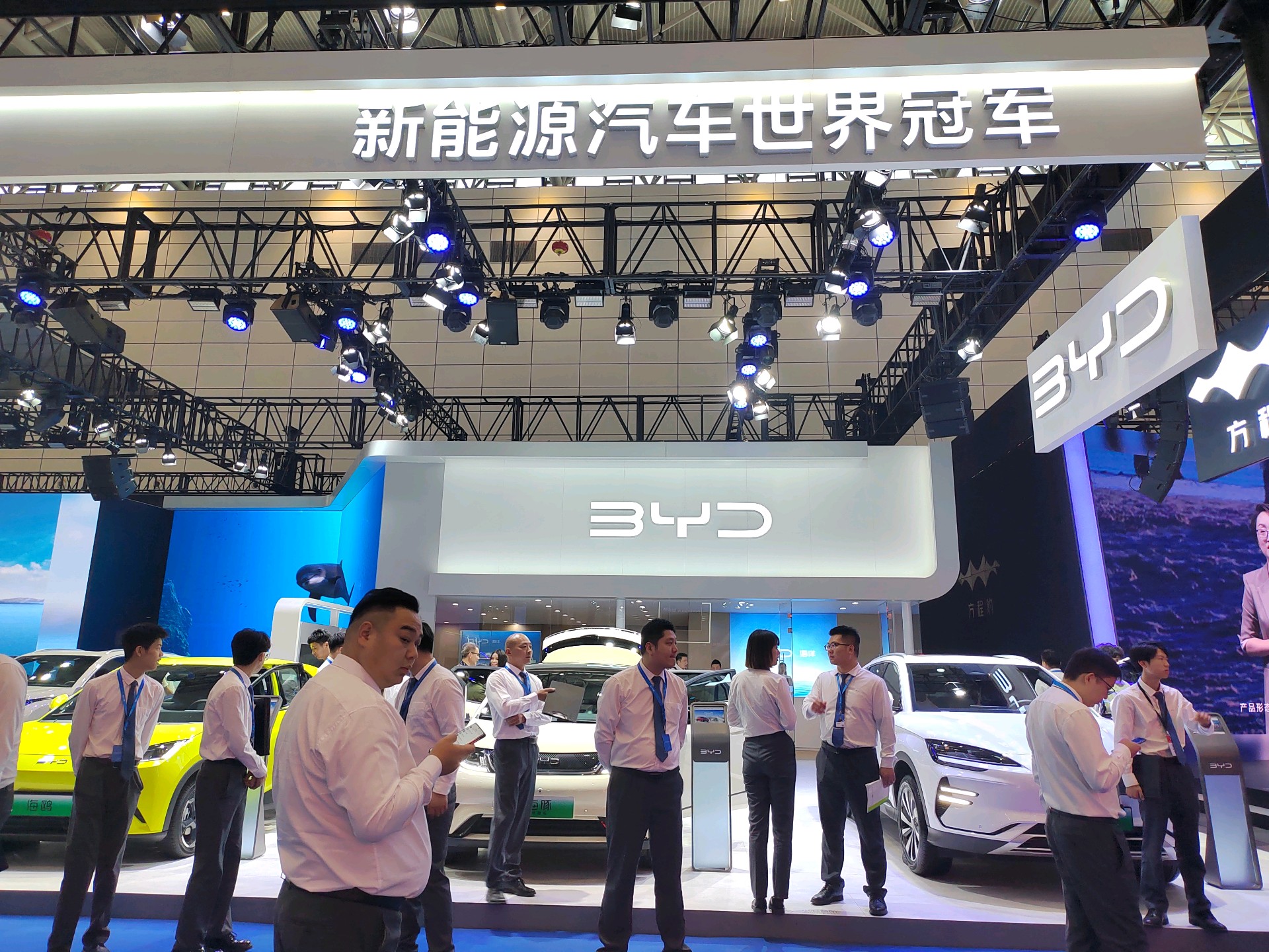 情报员拍客团|多款新能源汽车亮相齐鲁车展，吸引众多参展者目光