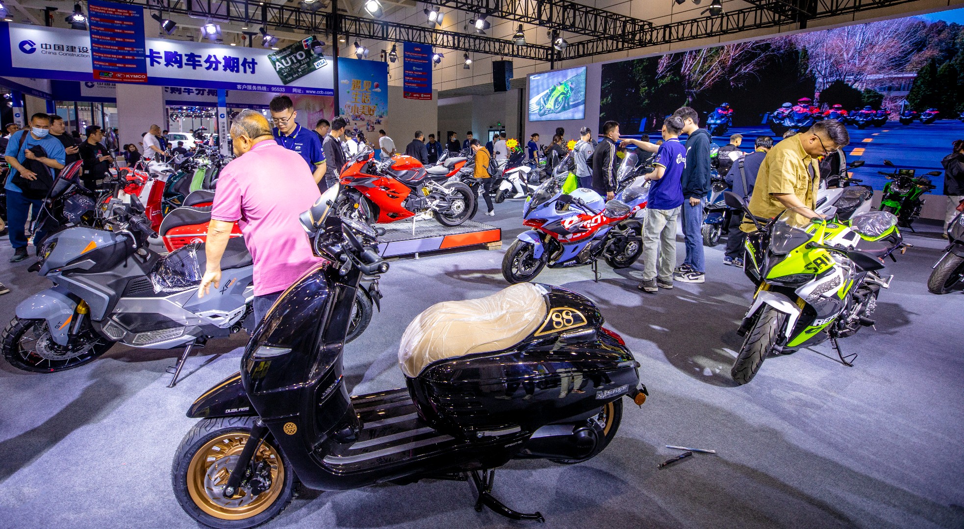 情报员拍客团|工作日逛齐鲁车展！现场依旧人气高涨，热闹非凡