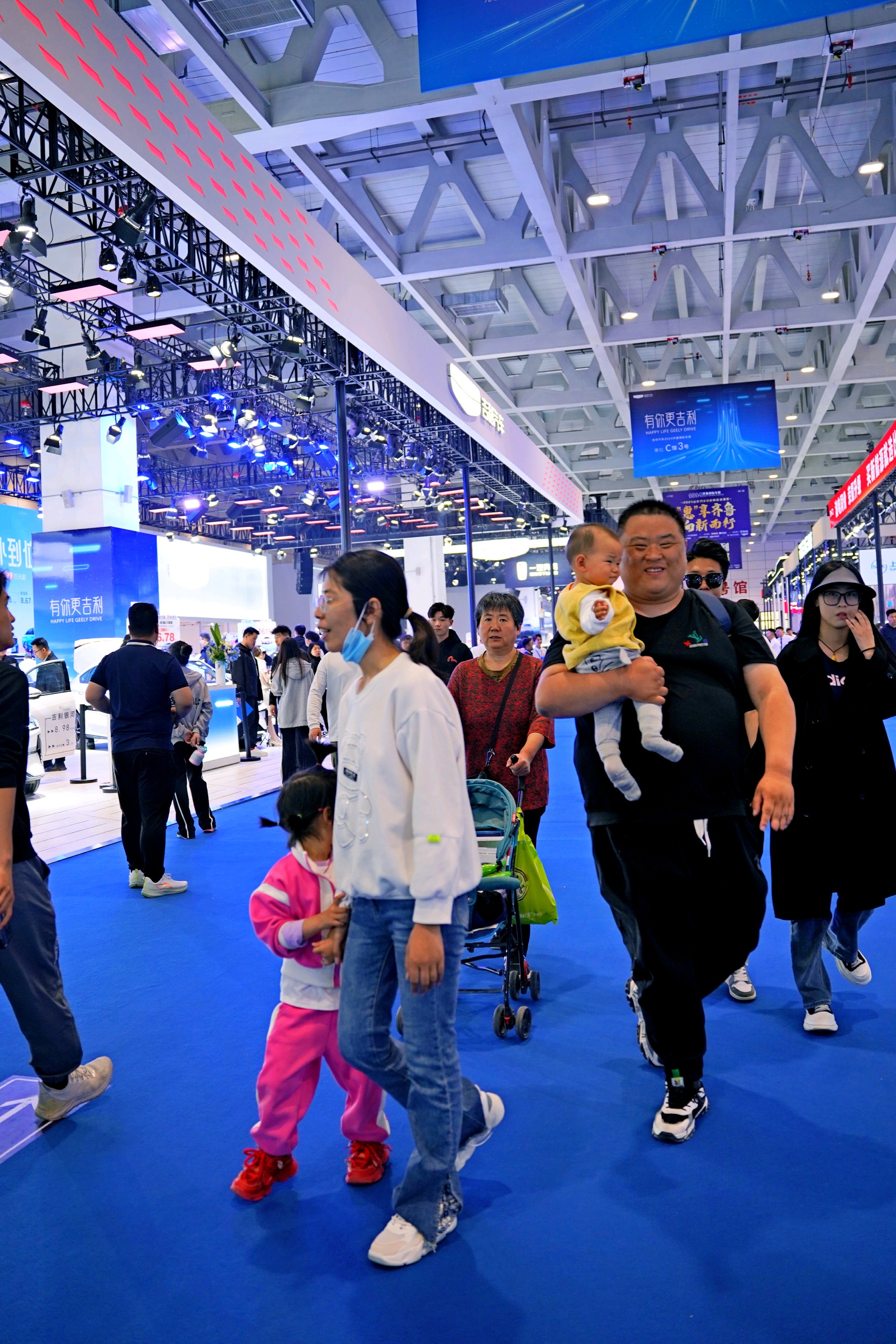 情报员拍客团|香车美女迷人眼！齐鲁国际车展周末打卡走起