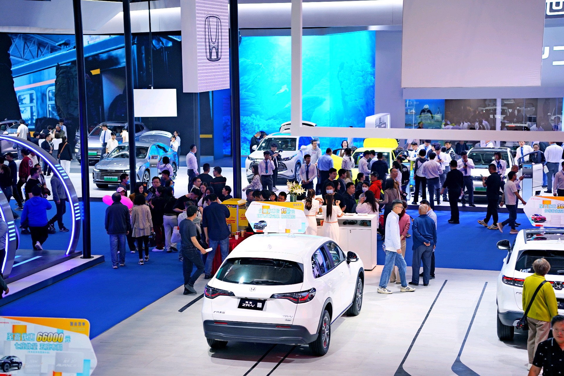 情报员拍客团|香车美女迷人眼！齐鲁国际车展周末打卡走起