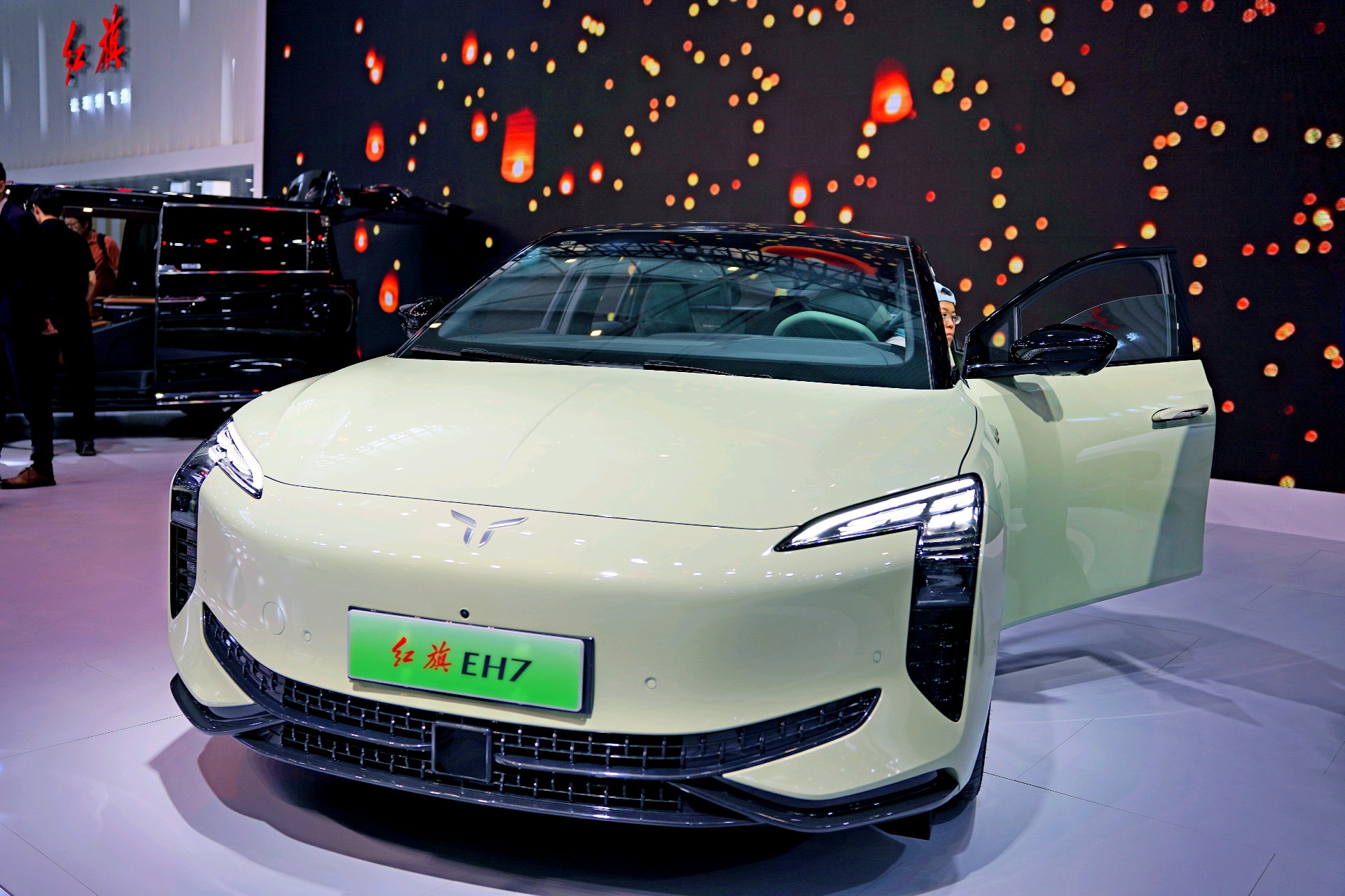 情报员拍客团|香车美女迷人眼！齐鲁国际车展周末打卡走起