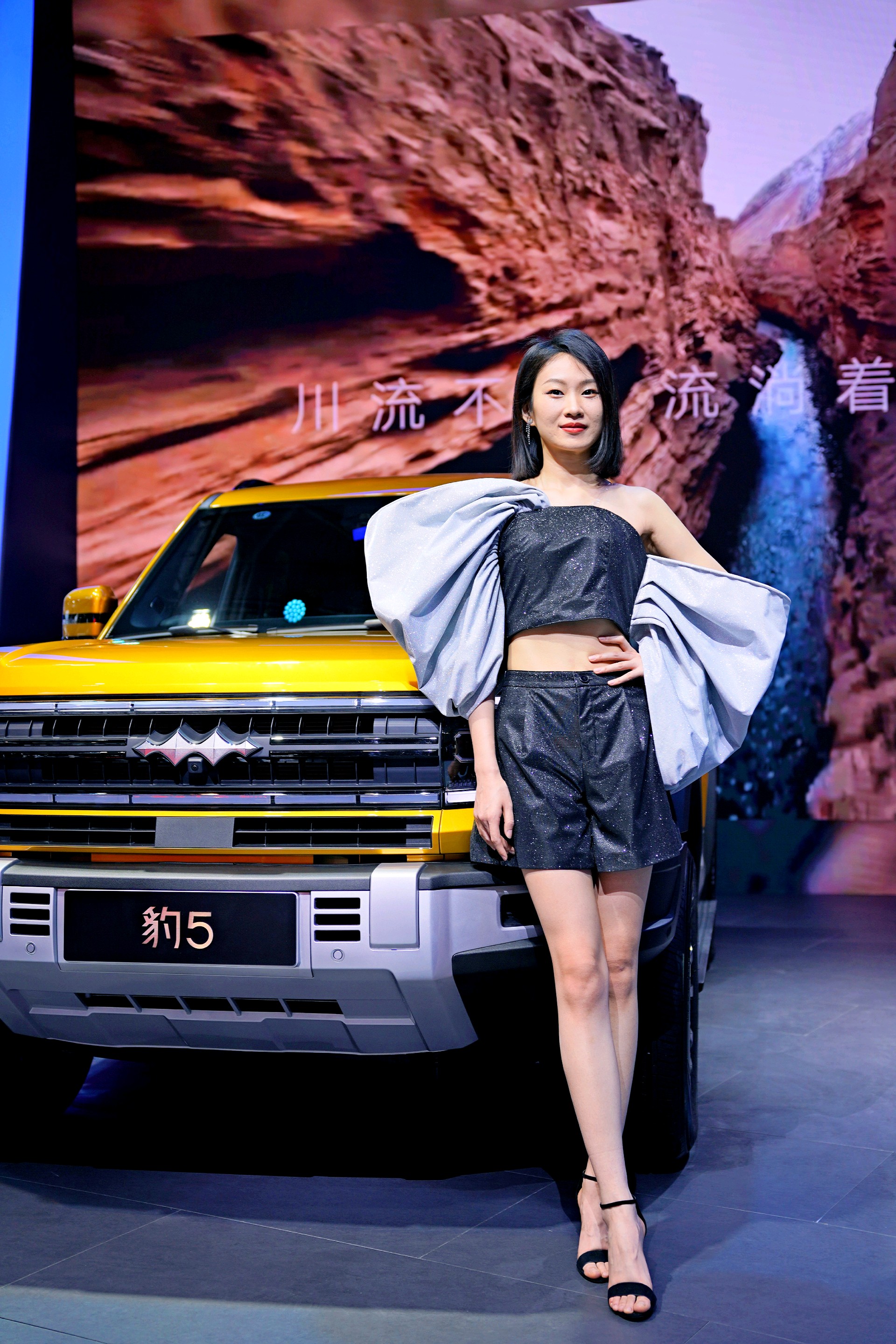 情报员拍客团|香车美女迷人眼！齐鲁国际车展周末打卡走起