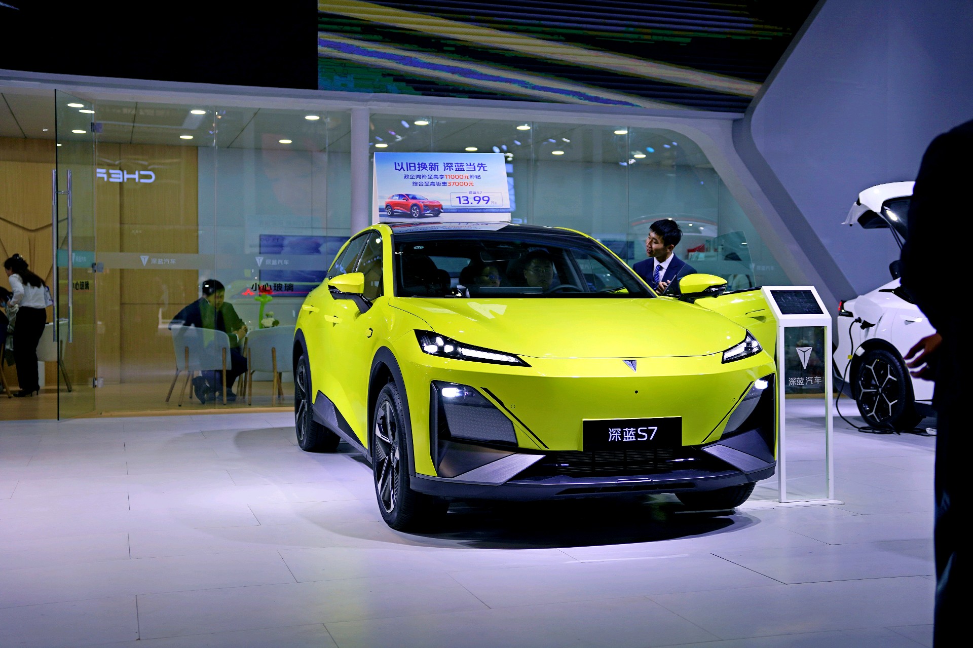 情报员拍客团|香车美女迷人眼！齐鲁国际车展周末打卡走起