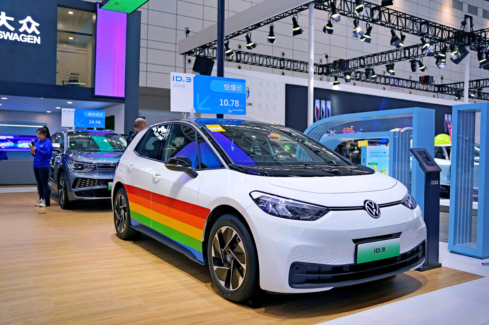 情报员拍客团|香车美女迷人眼！齐鲁国际车展周末打卡走起