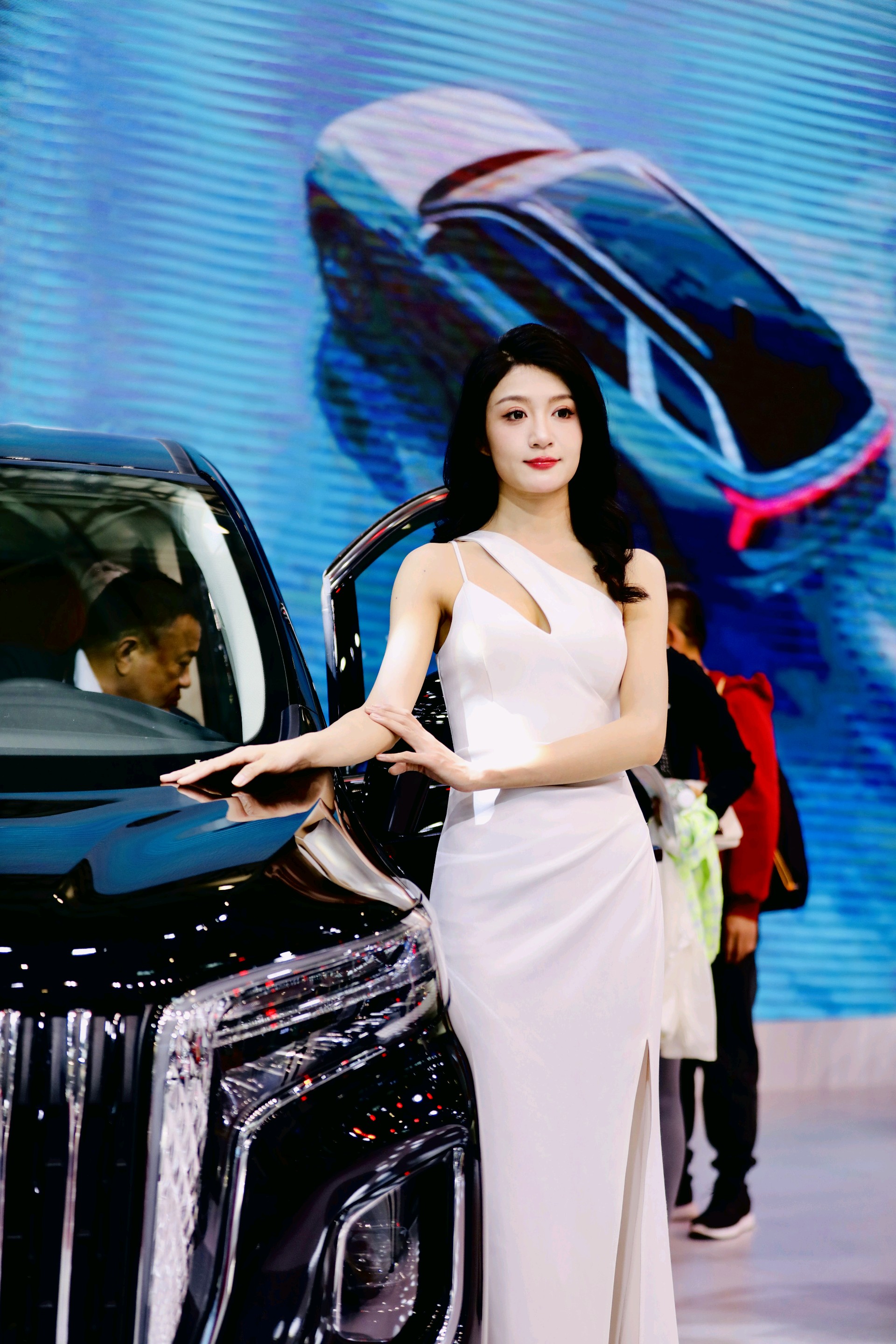 情报员拍客团|车展最后一天!豪车美女“太赛了”,想买车抓紧来