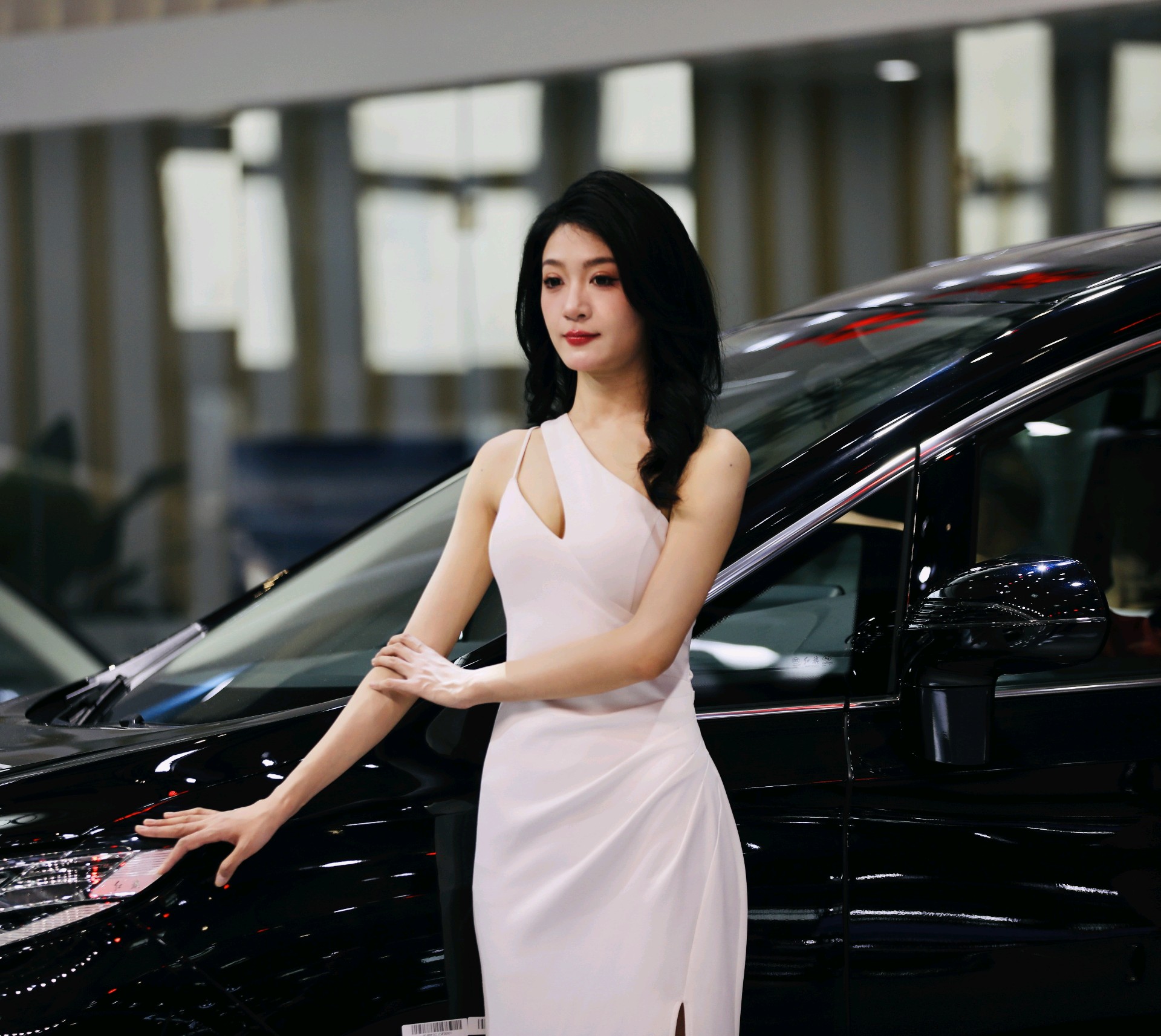 情报员拍客团|车展最后一天!豪车美女“太赛了”,想买车抓紧来