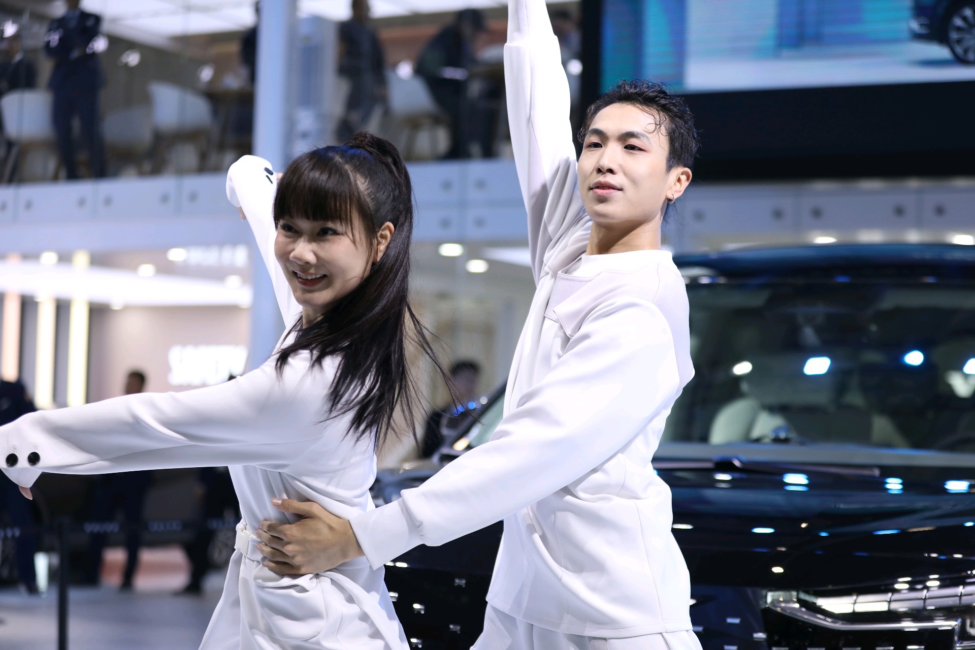 情报员拍客团|车展最后一天!豪车美女“太赛了”,想买车抓紧来