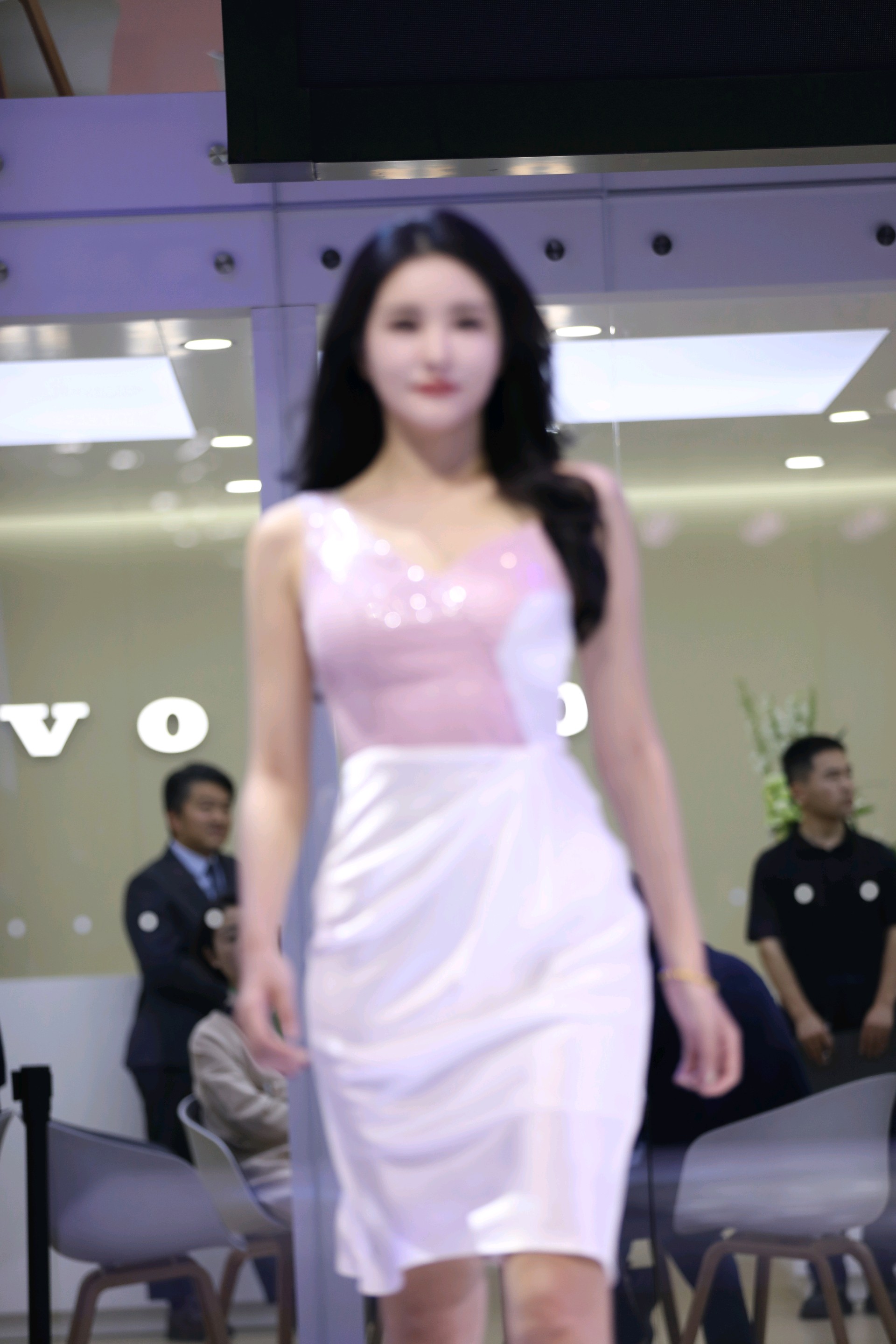 情报员拍客团|车展最后一天!豪车美女“太赛了”,想买车抓紧来