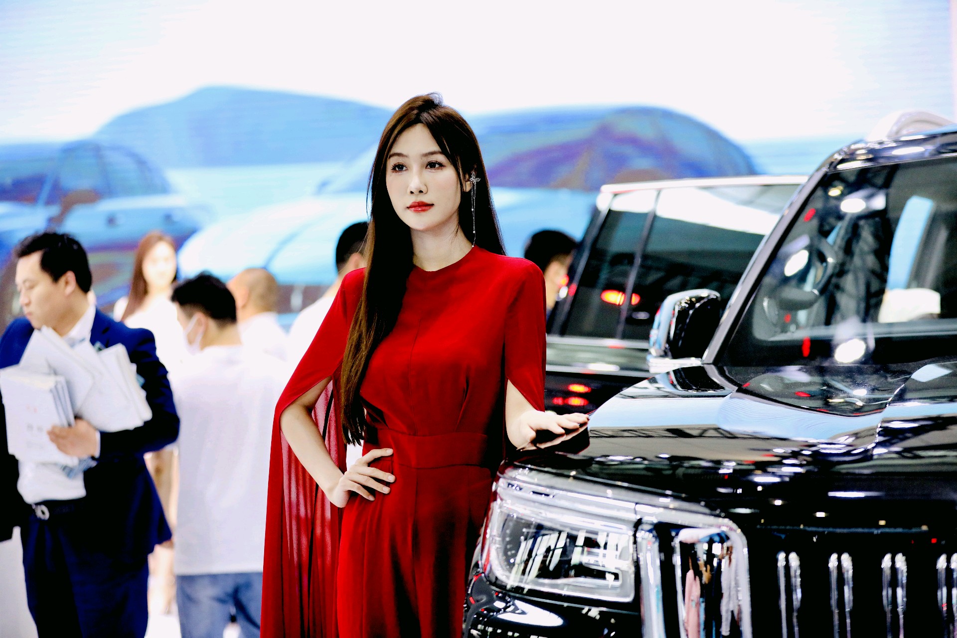 情报员拍客团|车展最后一天!豪车美女“太赛了”,想买车抓紧来