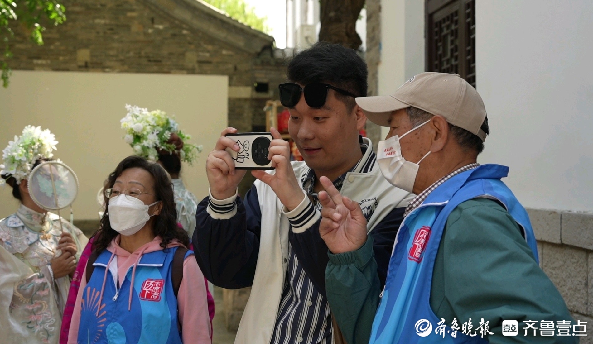 “老”摄影师有了“新身份”：济南景区里游客的“旅行摄影师”