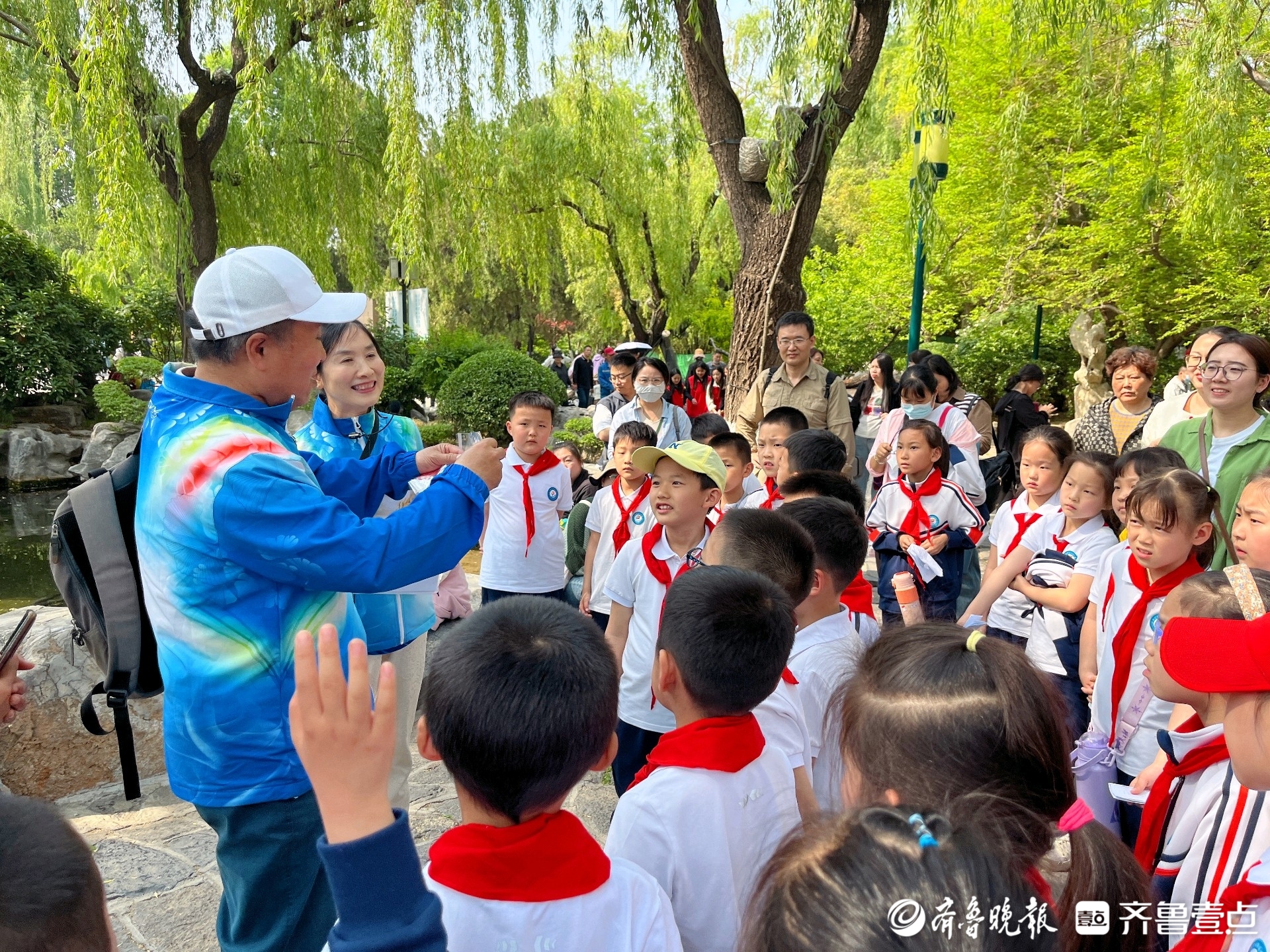 传承红色基因,少先队员开展"五四青年节"主题公益活动