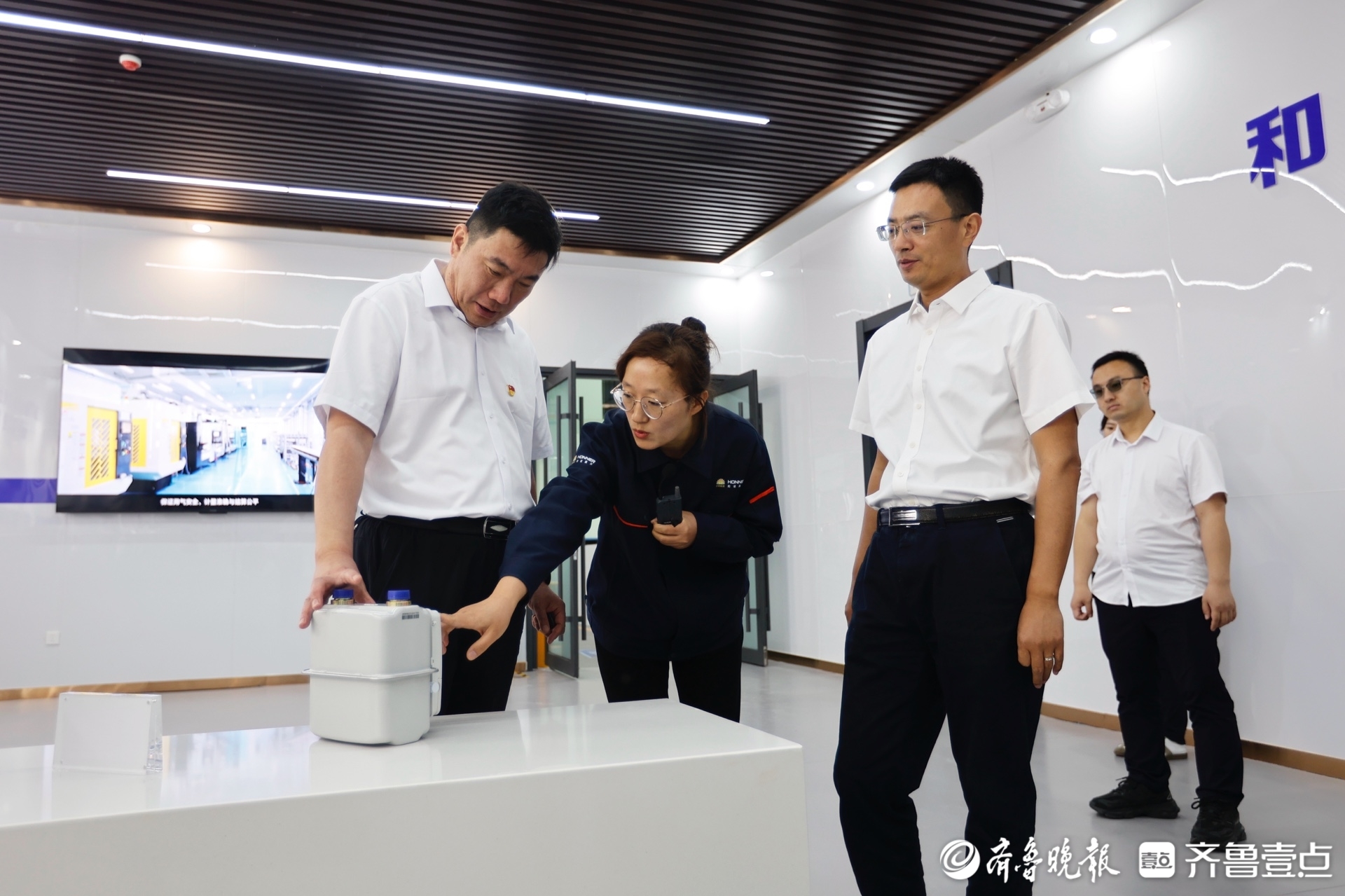 副总经理李秀峰与员工们共同开启了一场探索智造产业的学习之旅