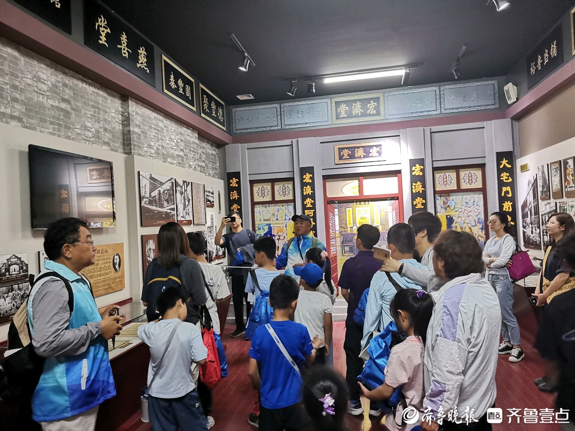 在讲解老师的带领下,读者们参观了济南商埠文化博物馆,通过一幅幅历史