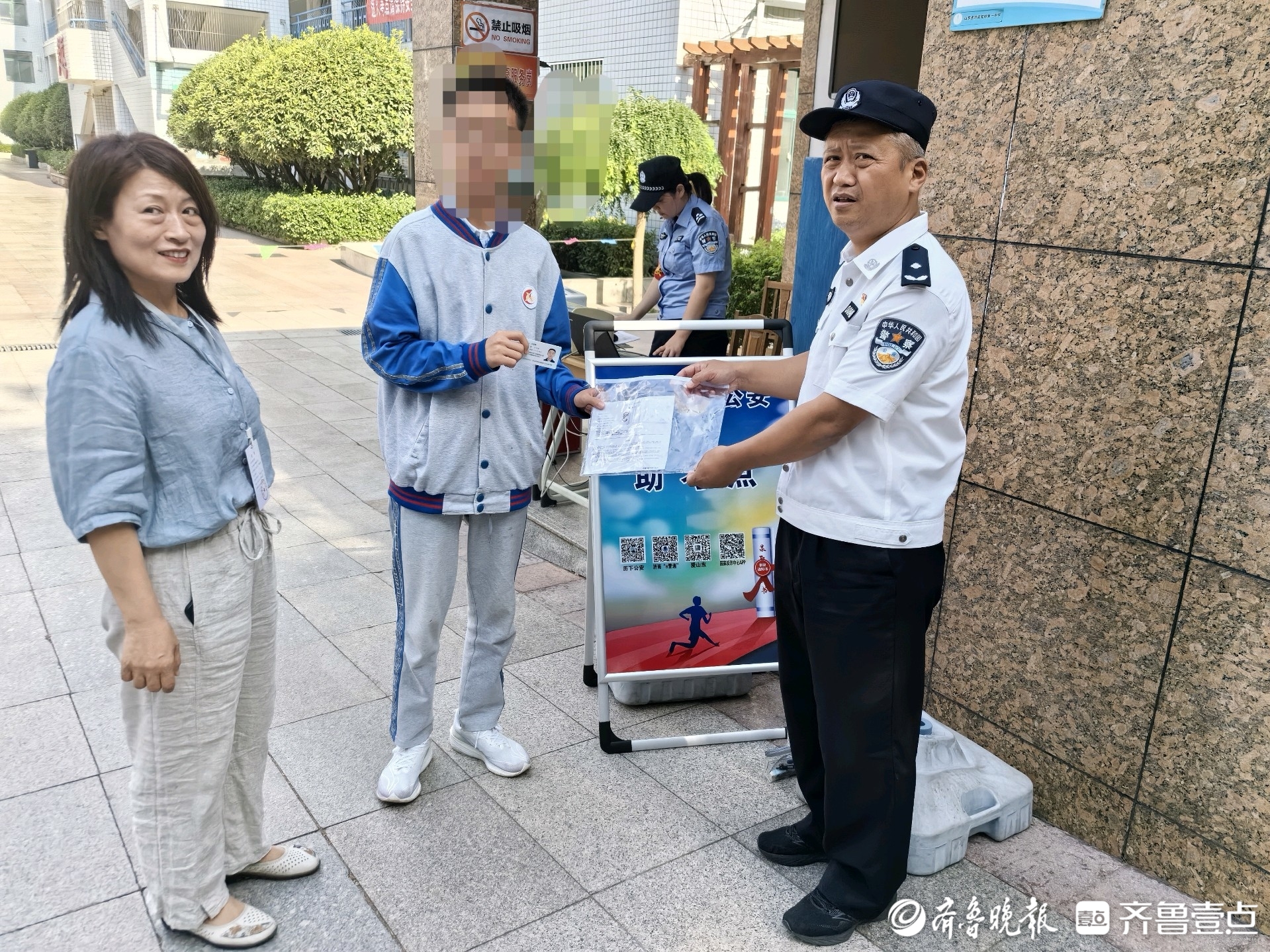 俩学子考完试找不到身份证,热心民警帮其找回