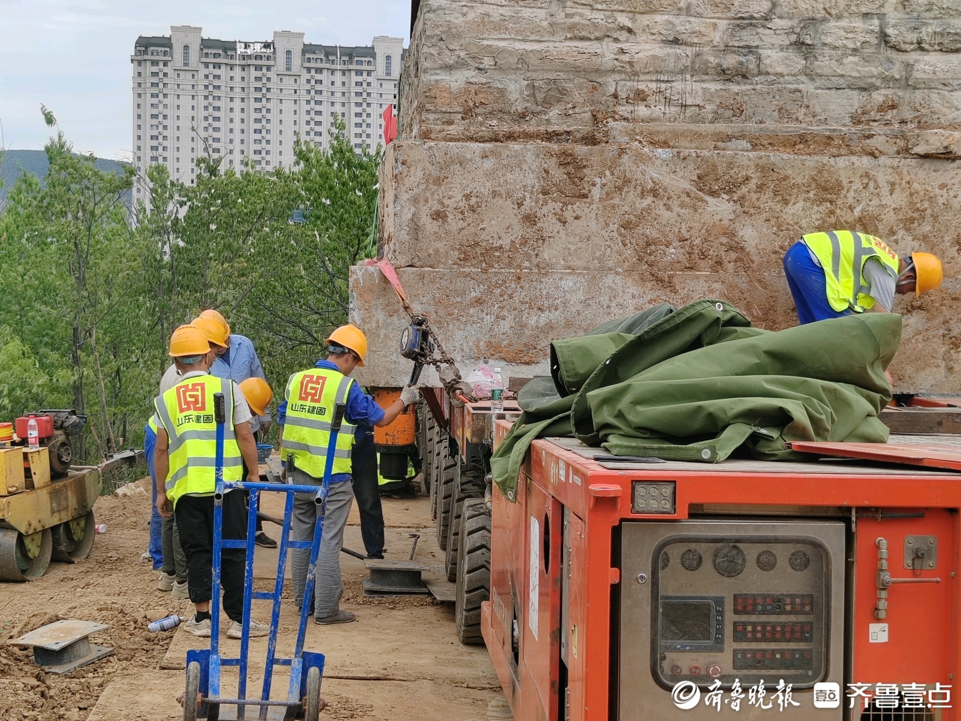 迁移过程持续7小时，济南三圣庙再次搬“新家”