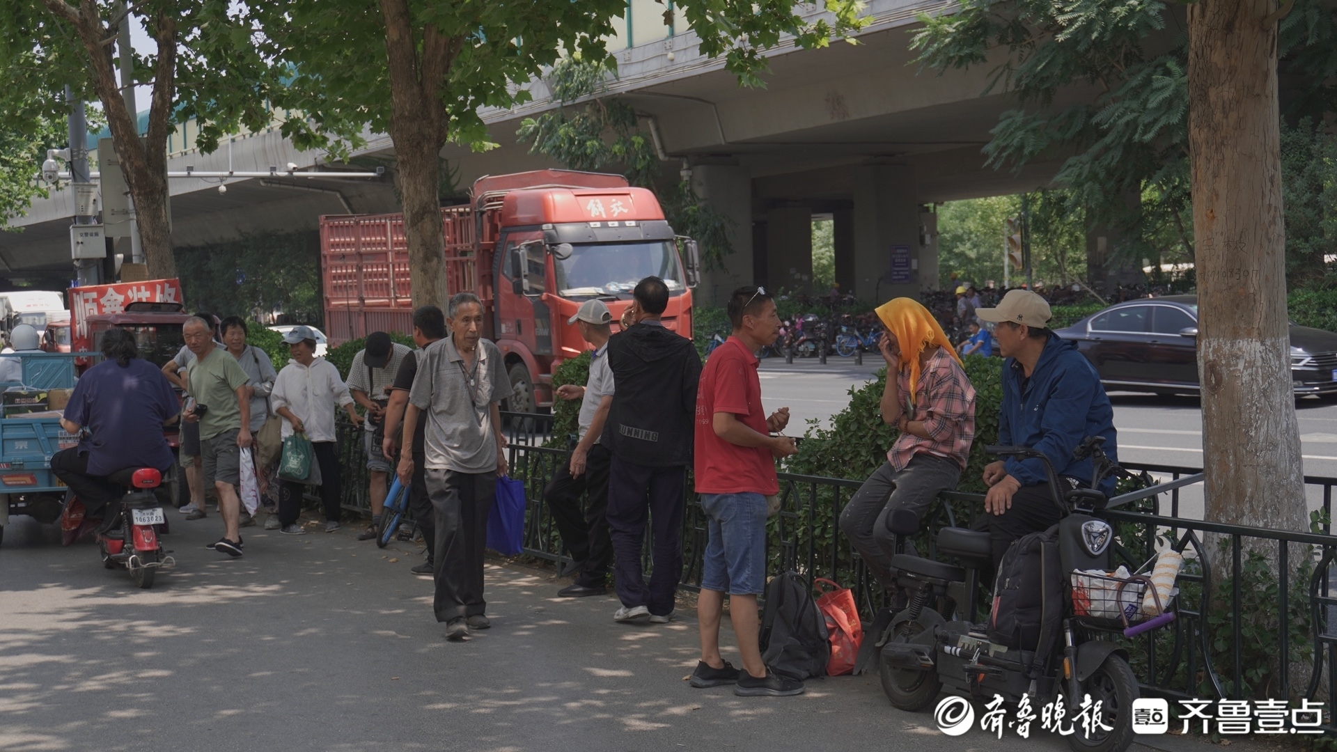 高温天里“趴活人”：天热不怕，怕的是没活