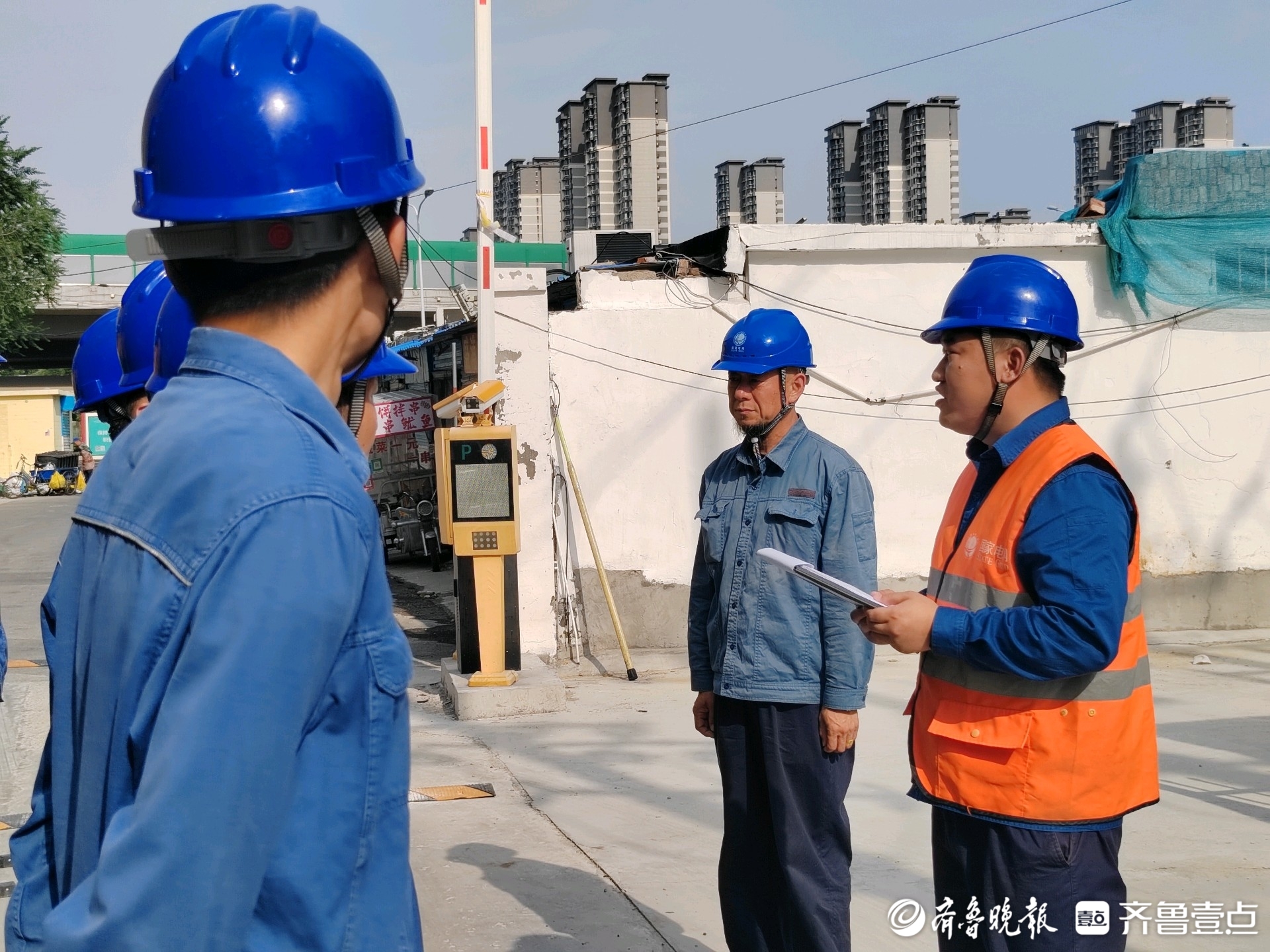 高温下的电力人：身着7斤重绝缘服，以“汗不停”换“电不停”