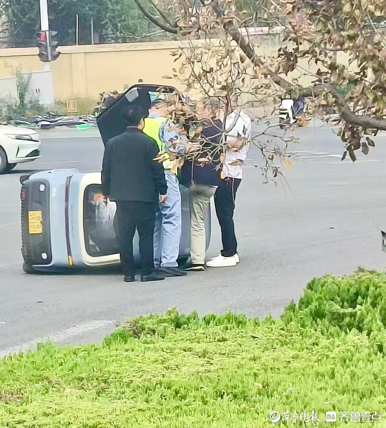 电动三轮车侧翻、两名老人被困，关键时刻他们出手了