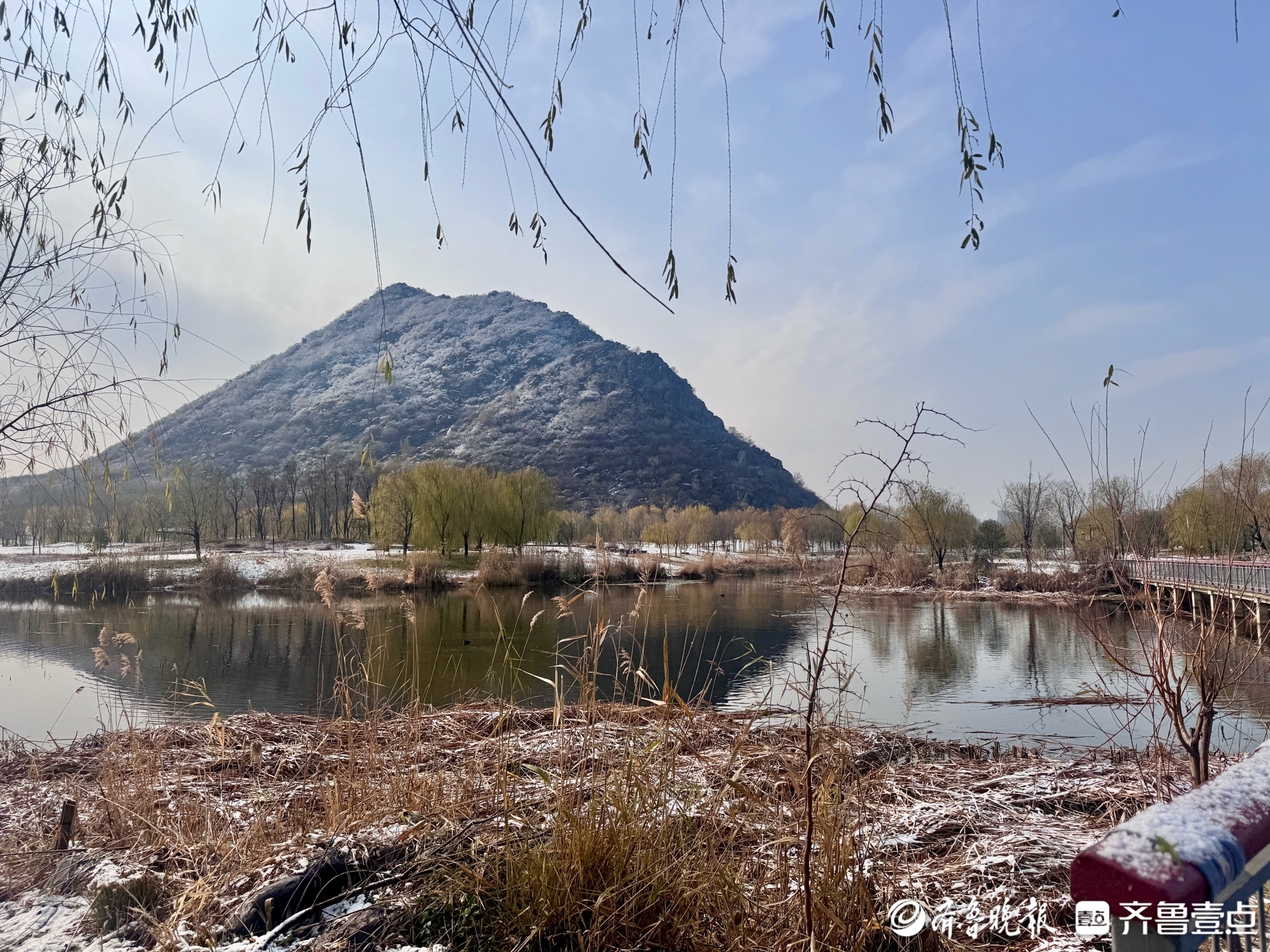 济南市区迎来今冬初雪华山湖公园银装素裹