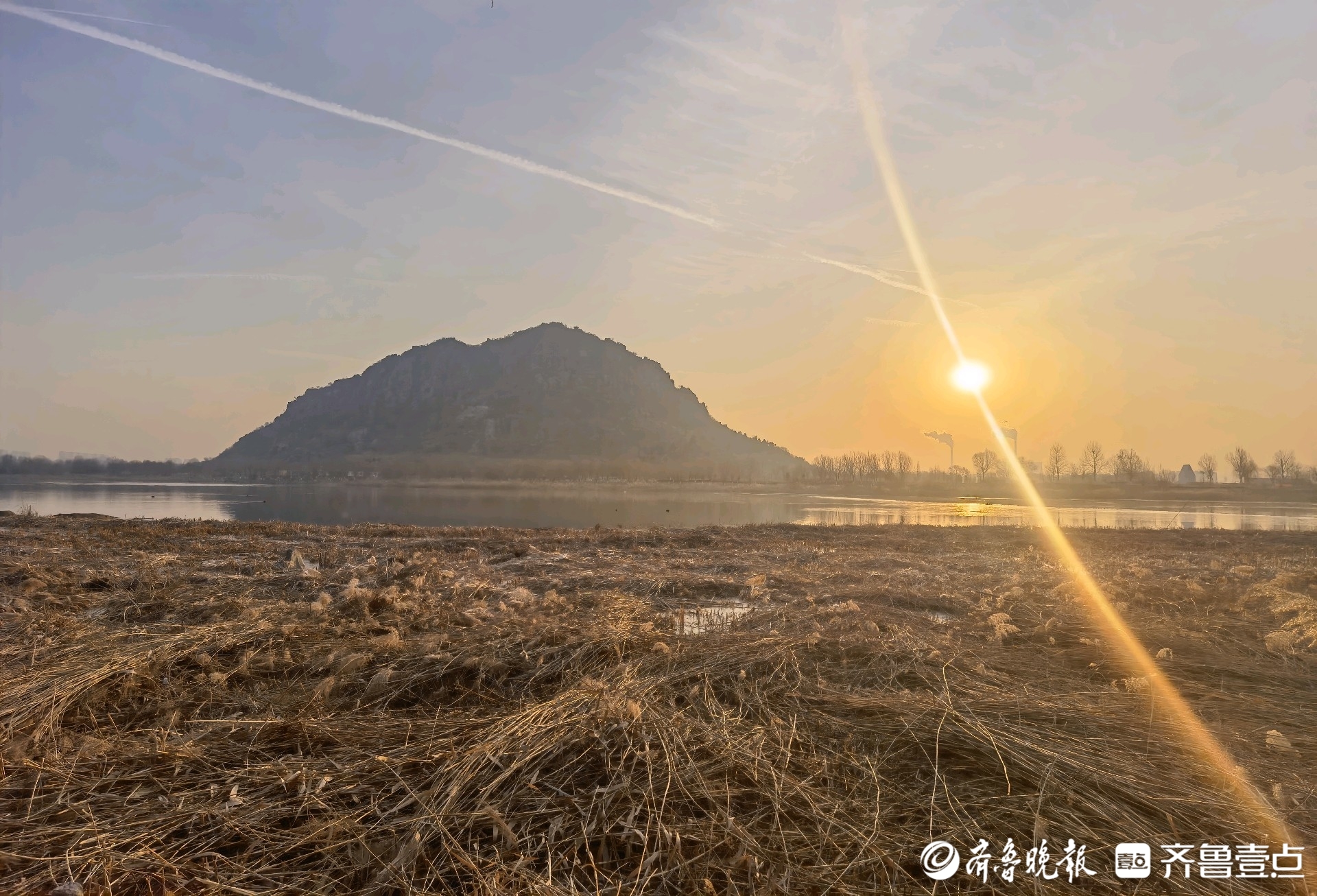 水鸟跃波添活力，华山美景入画来