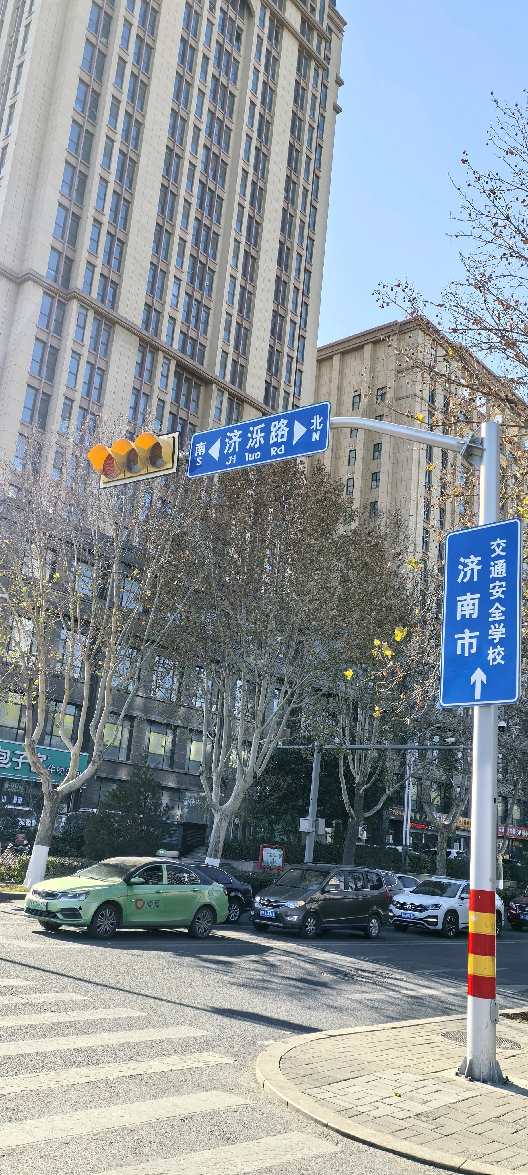 济南济泺路与汽车厂东路交叉路口的路牌上，“泺”字的字母“l”看上去有点儿不舒服。