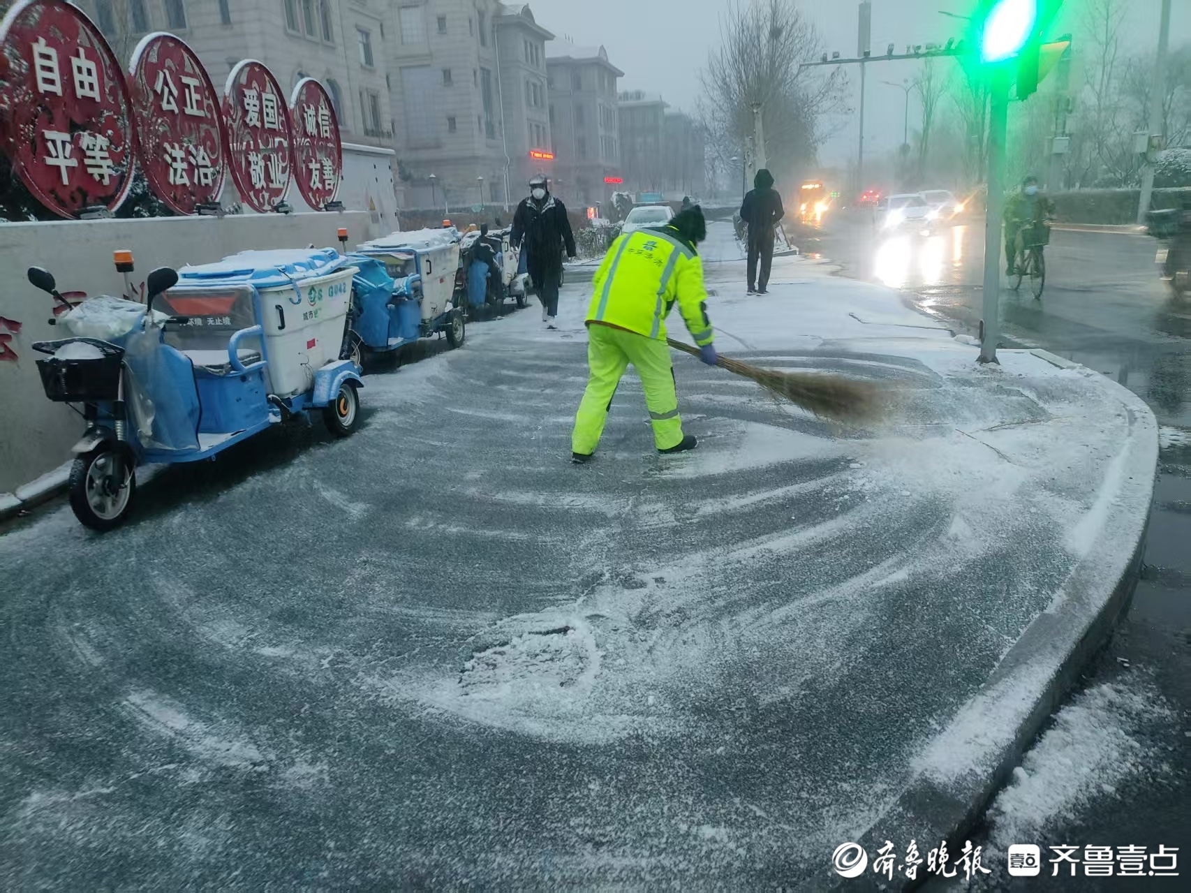 组图｜2025年首场降雪已至，泉城环卫人坚守岗位忙碌中