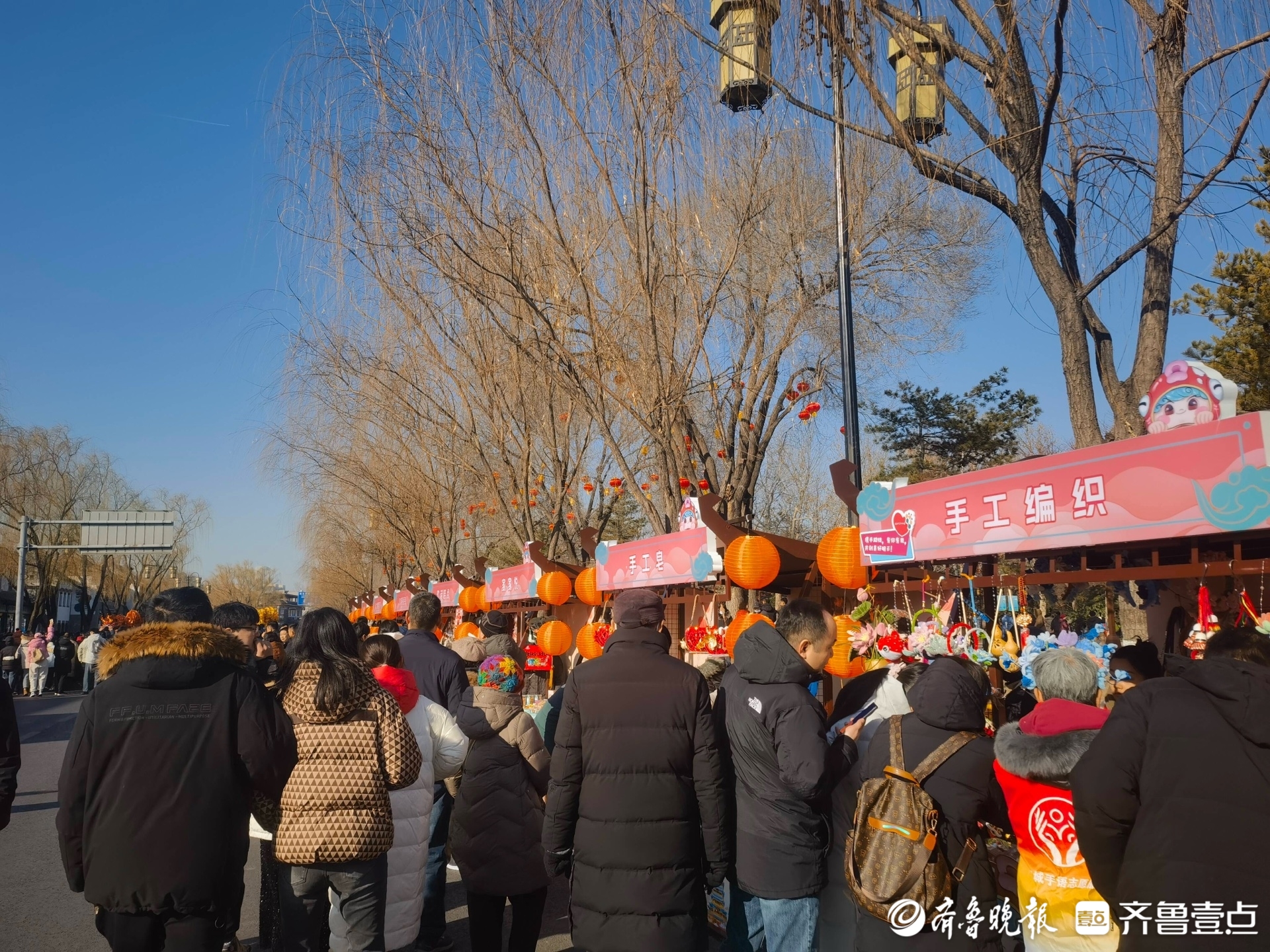 热乎的红糖姜茶、歇脚休息的长凳，明湖市集里的暖心细节有温度