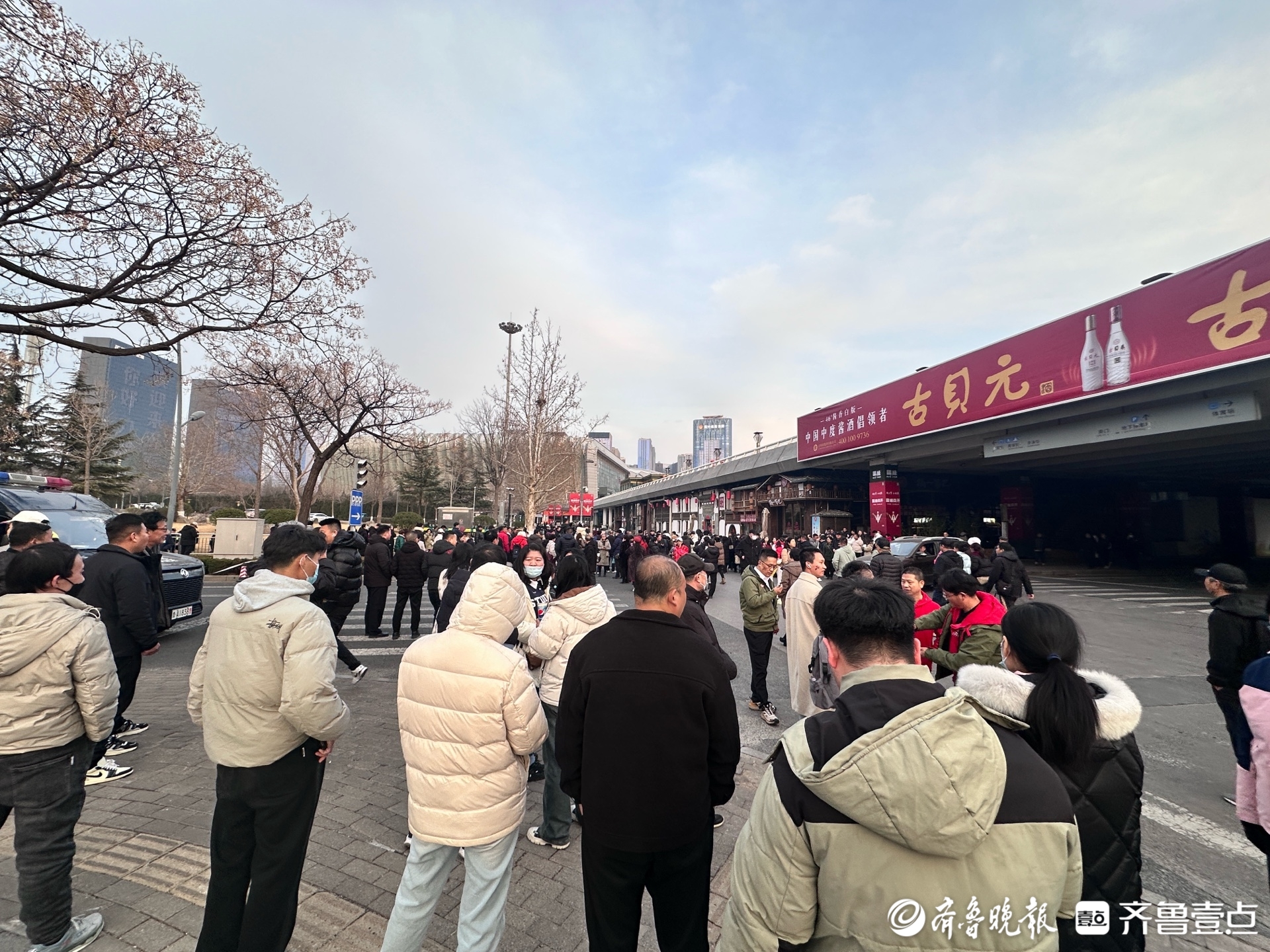  
“太激动了！”刀郎济南开唱，各地歌迷场外热情“暖场”