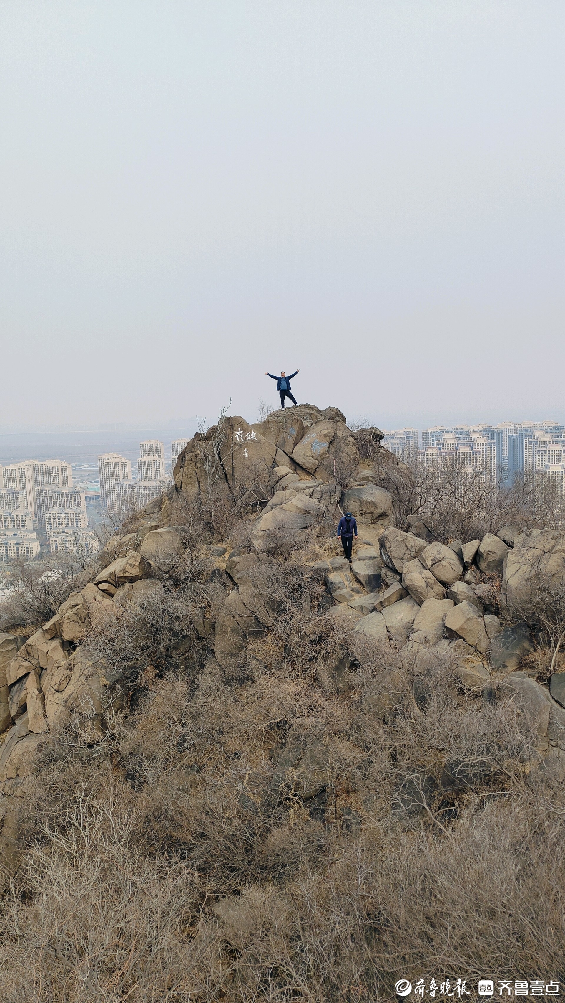 济南华山探险需谨慎：野路攀爬潜藏危机