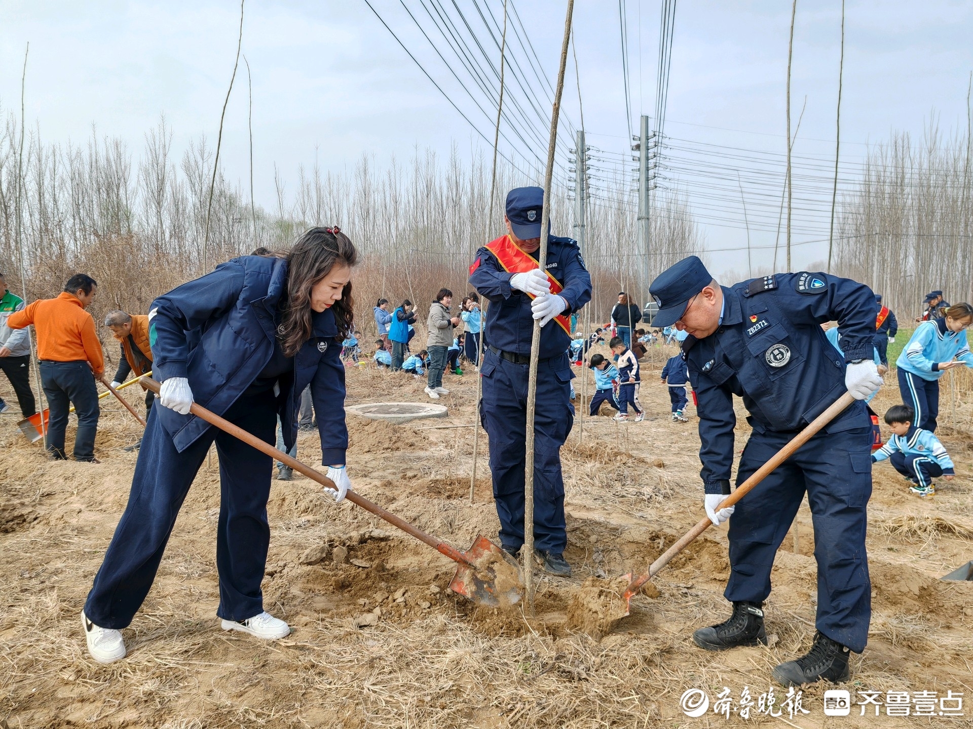 大手拉小手 添绿一起走，振邦集团天桥分公司开展植树活动