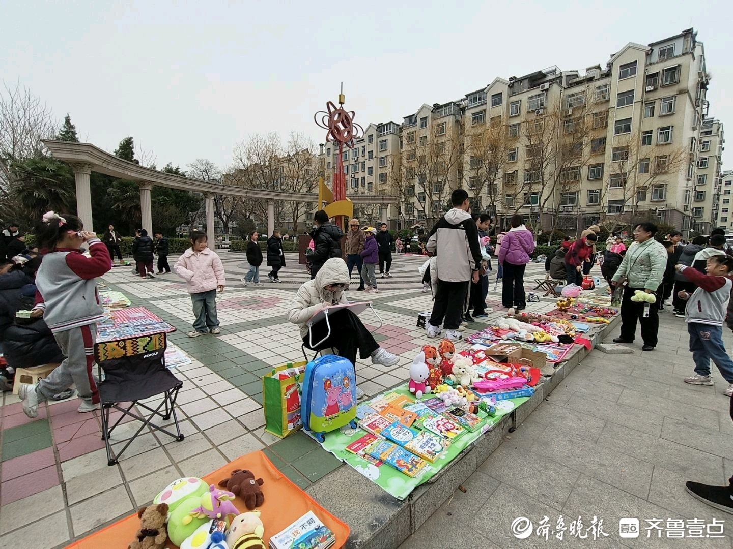 助力困境学子圆梦，闫紫涵志愿服务队开展爱心义卖活动