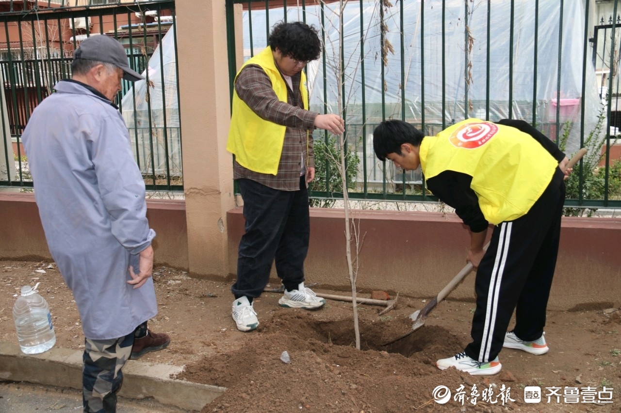 植树添新绿，大学生携手小朋友为社区“穿新衣”