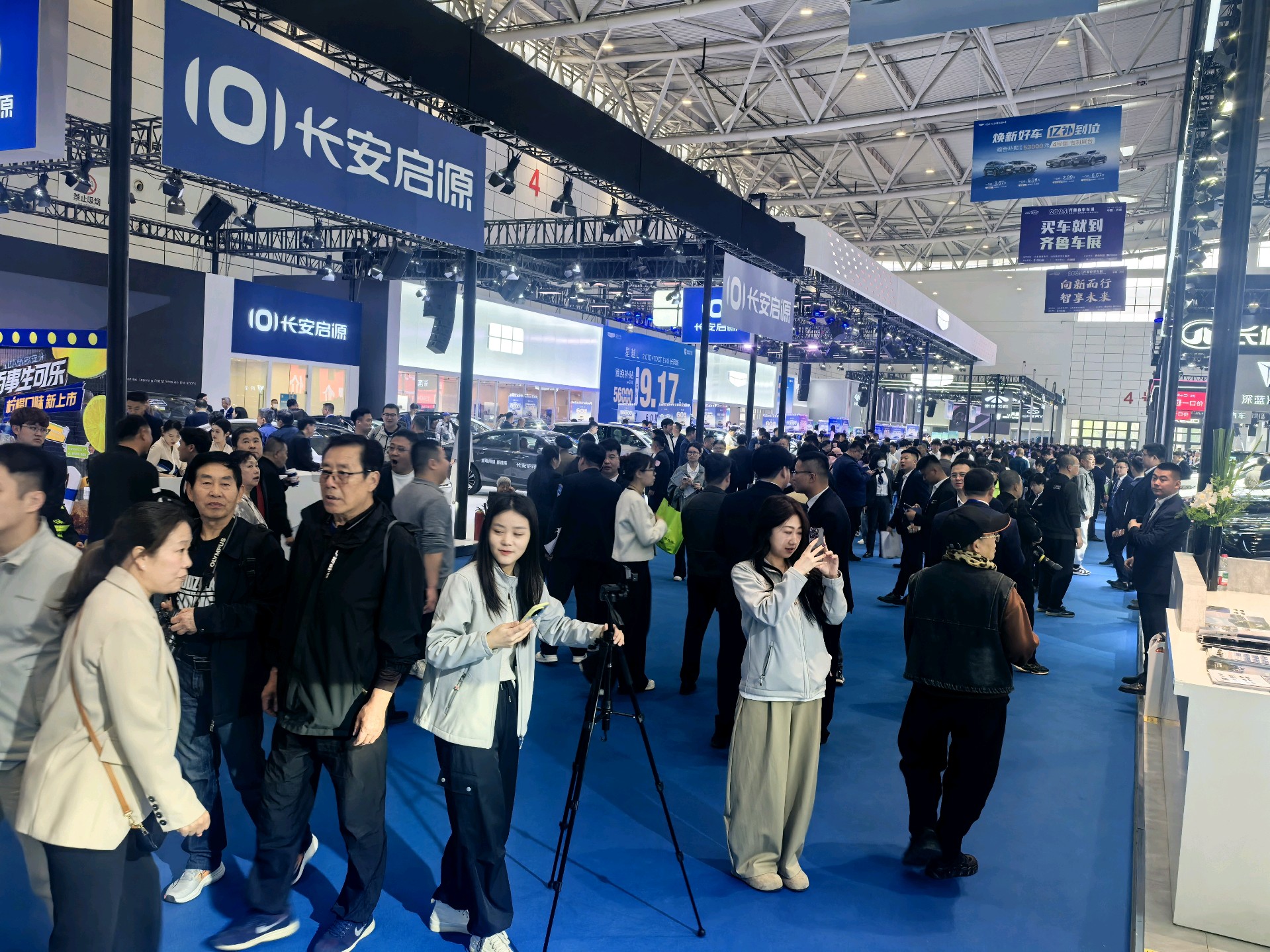 壹点拍客团|齐鲁春季车展首日现场人山人海，快来打卡吧！