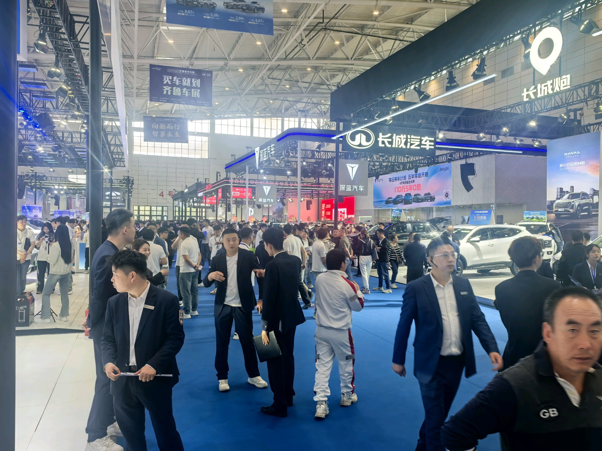 壹点拍客团|齐鲁春季车展首日现场人山人海，快来打卡吧！